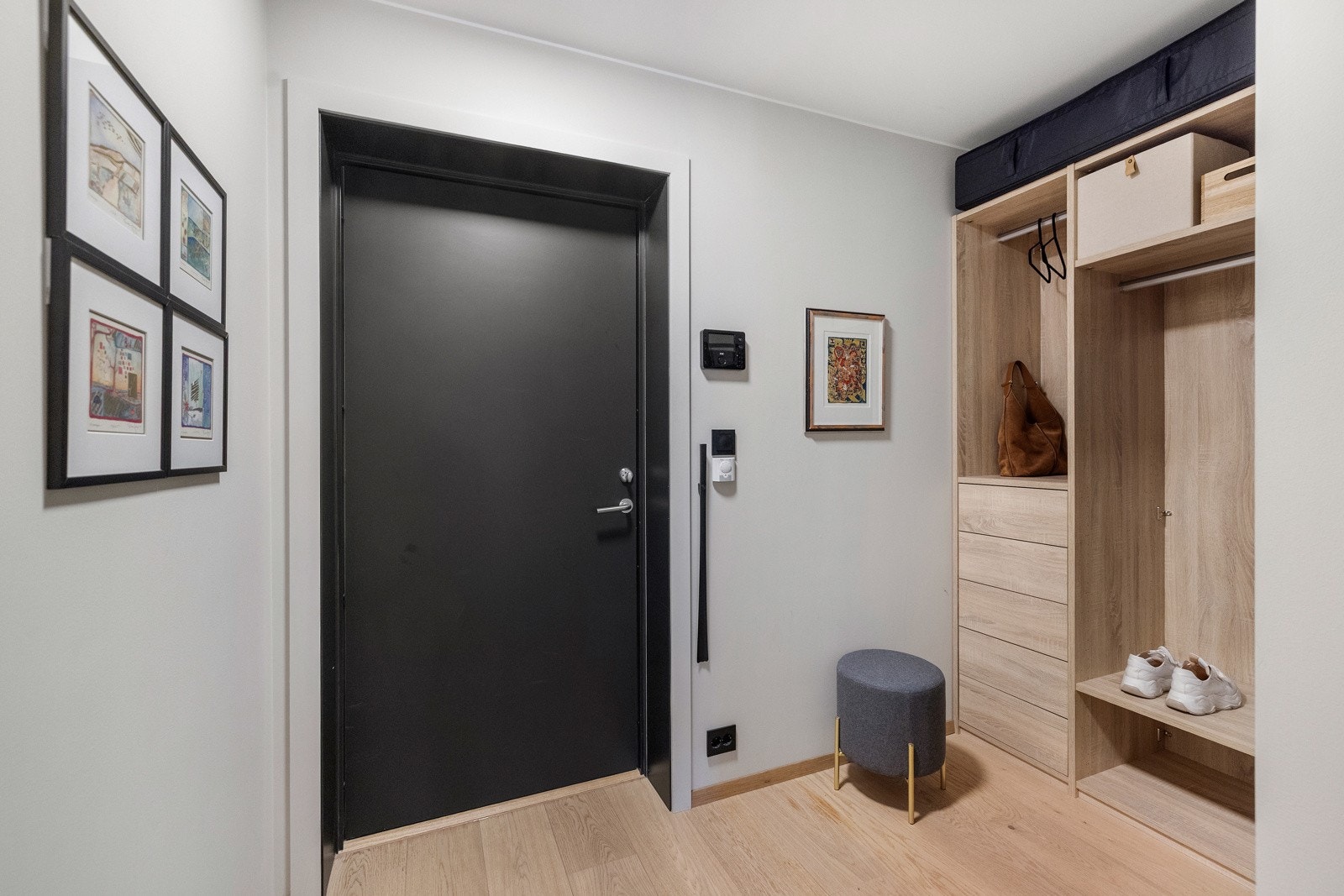 Entré med en praktisk, åpen garderobeløsning som gir plass til oppbevaring av yttertøy Galleribilde