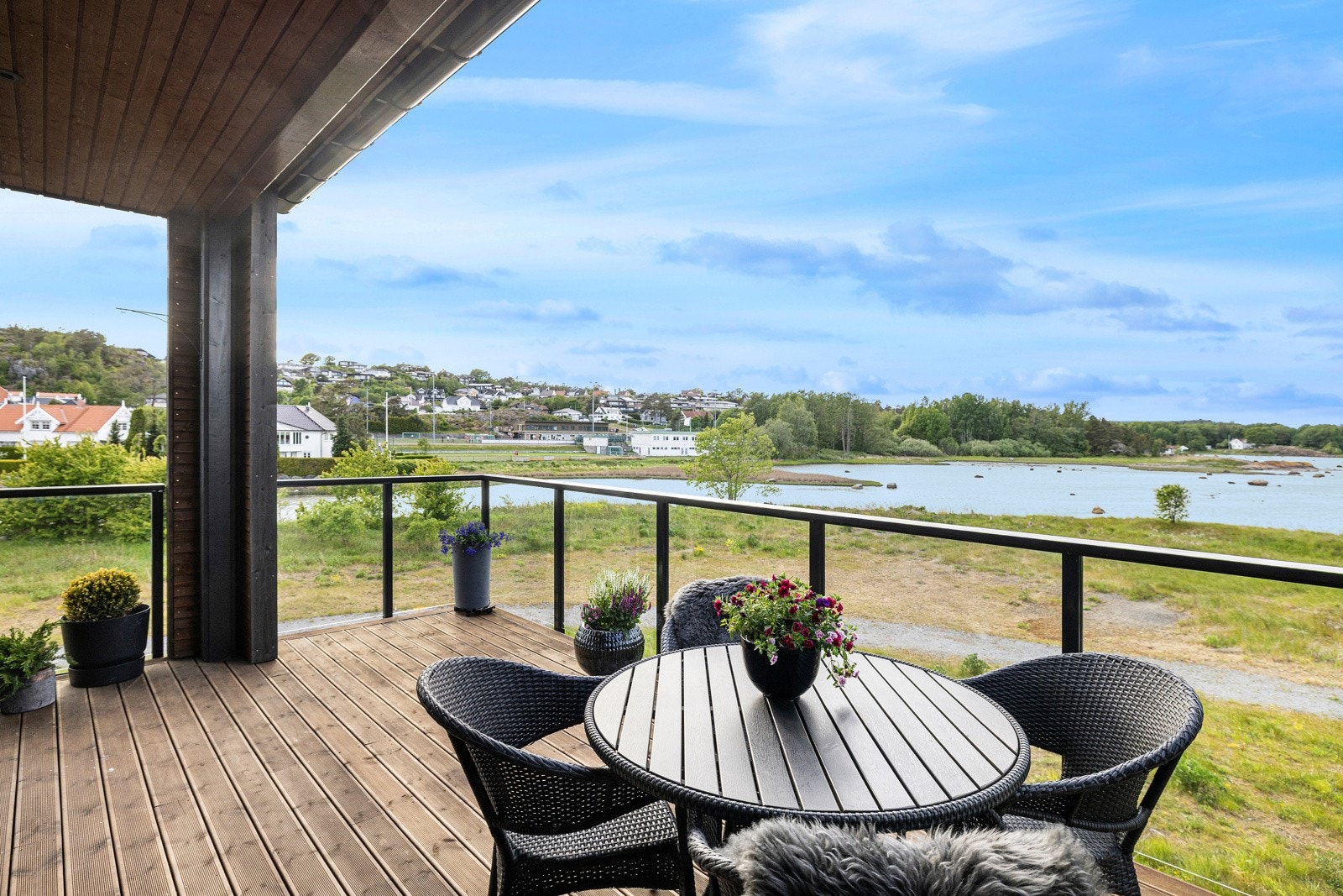 Her bor du tett på sjøen og sentrum Galleribilde