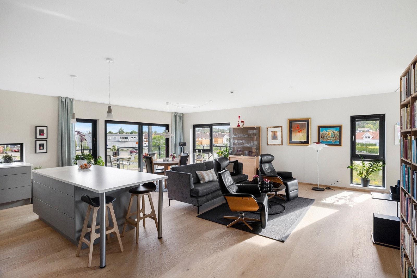 Stue ligger i en åpen løsning med kjøkken, som gir en luftig og romslig følelse Galleribilde