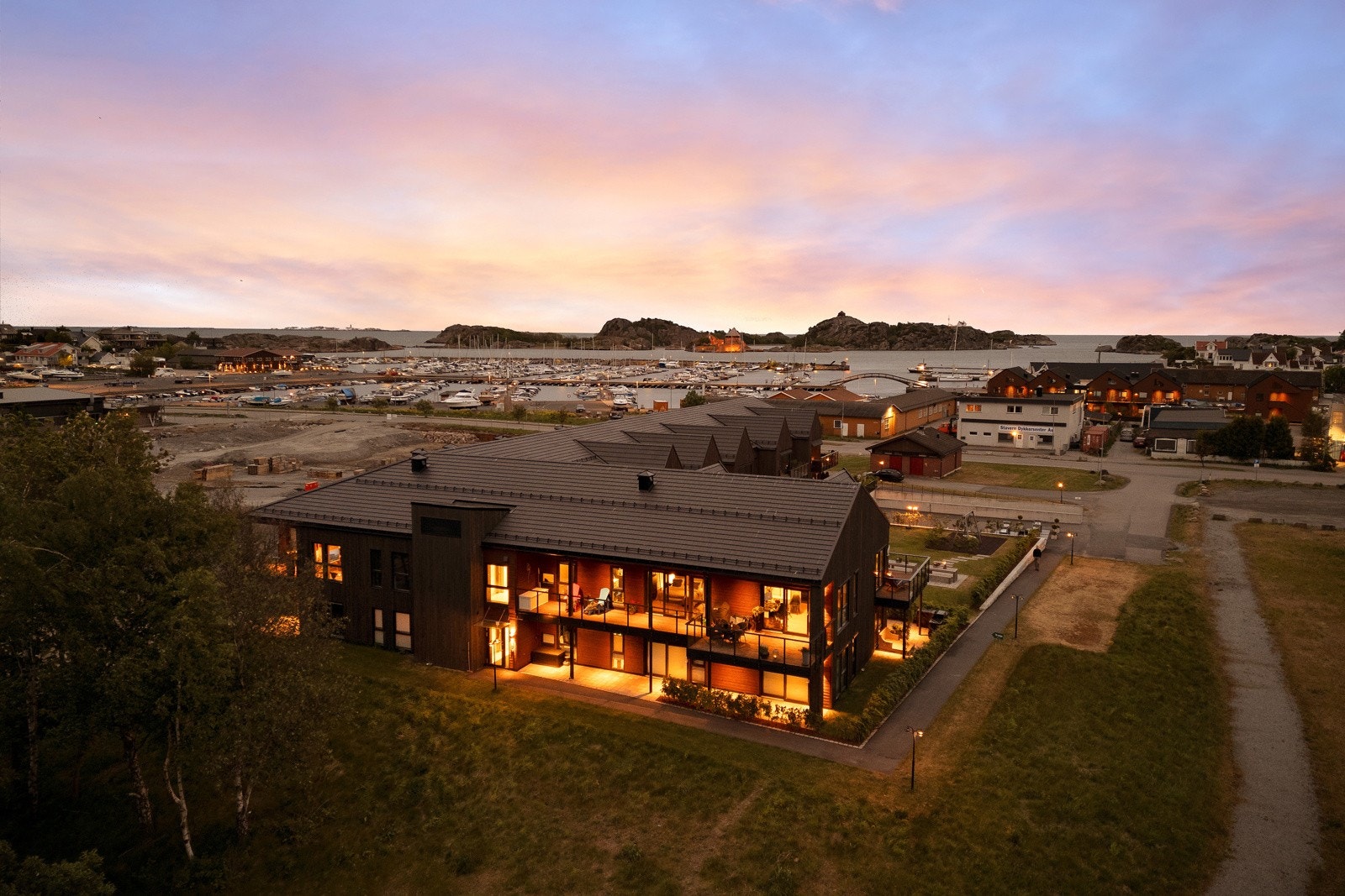 Like i nærheten er det søndagsåpne matbutikker, samt flere restauranter som er verdt et besøk hele året Galleribilde