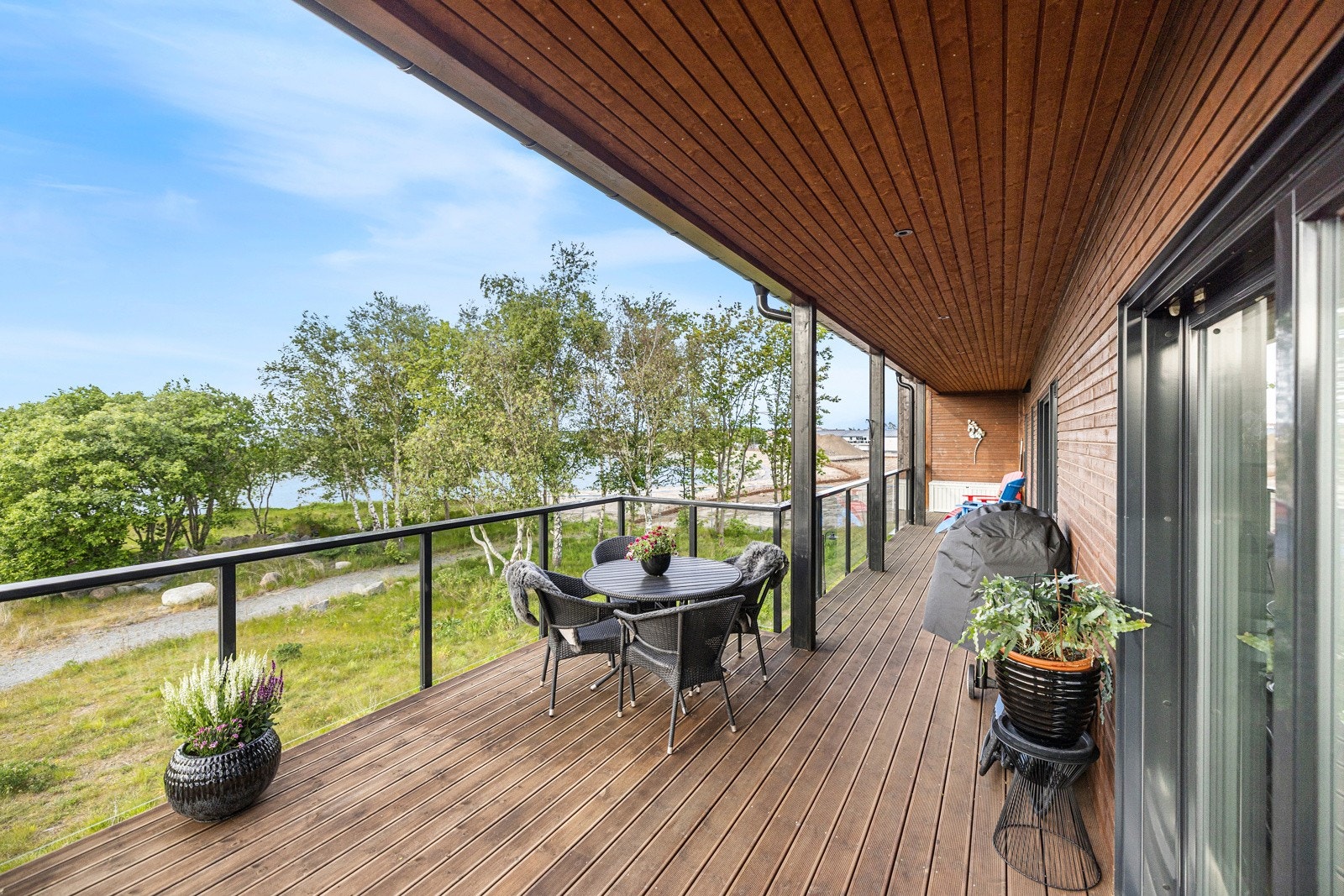 Balkong tilknyttet soverom har god plass samt sjøutsikt Galleribilde