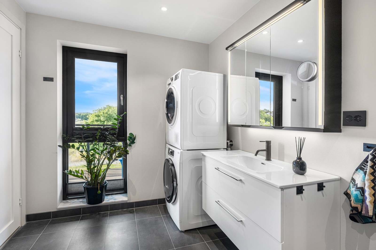 Badet holder god standard og gjenspeiler leilighetens moderne stil Galleribilde