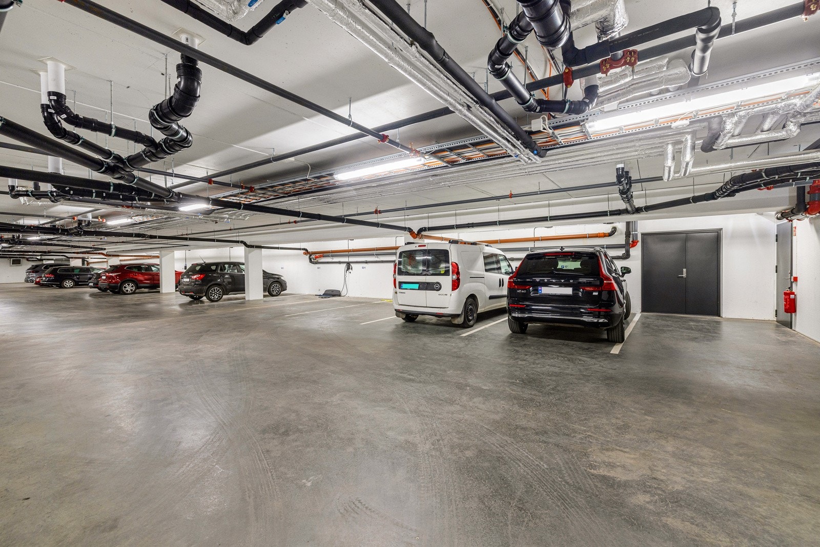 Det medfølger 2 parkeringsplasser i felles garasjeanlegg - her er det også et eget bilvaskeanlegg, samt gjesteplasser ute Galleribilde