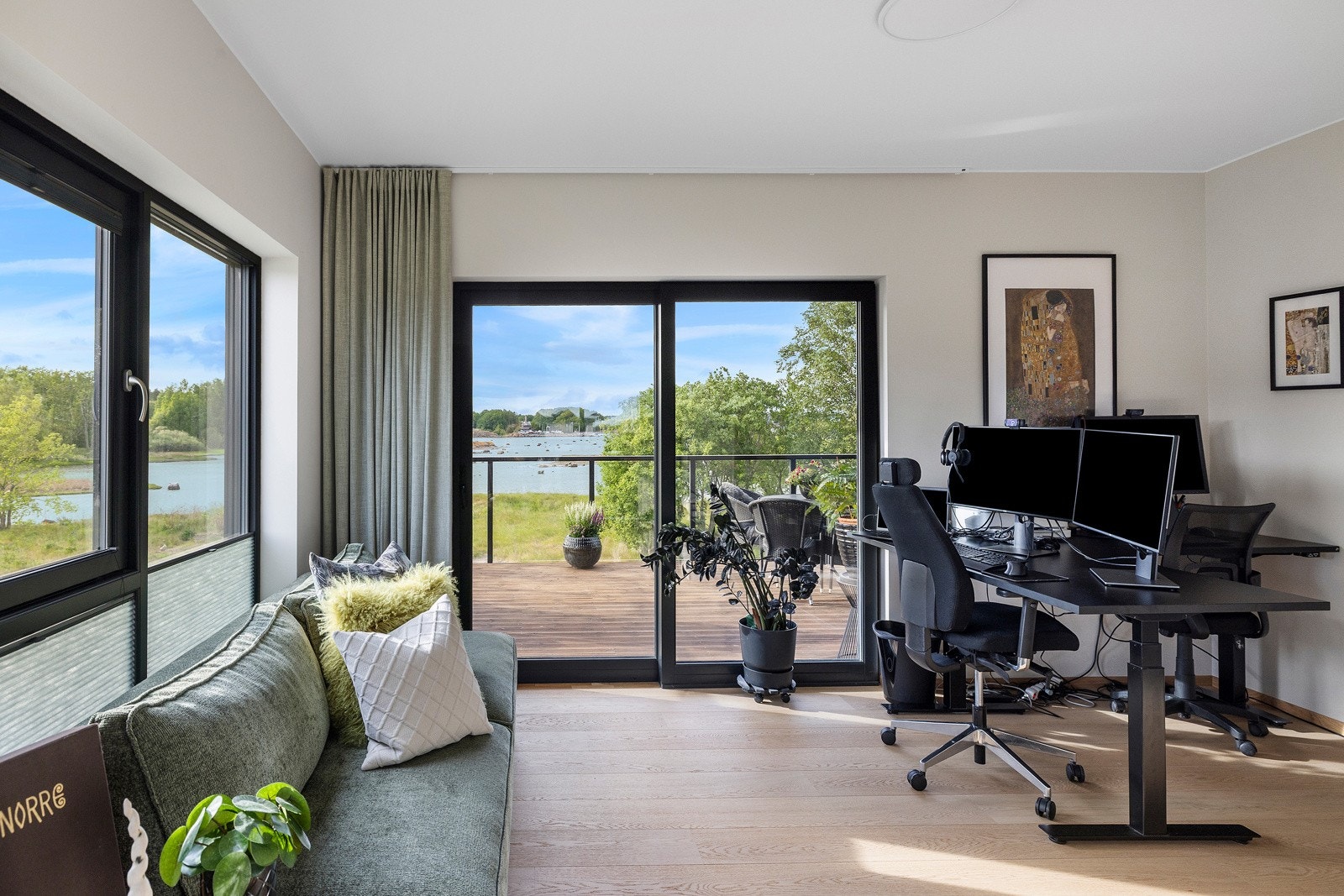 Fleksibelt soverom med adkomst til balkong og flott sjøutsikt Galleribilde