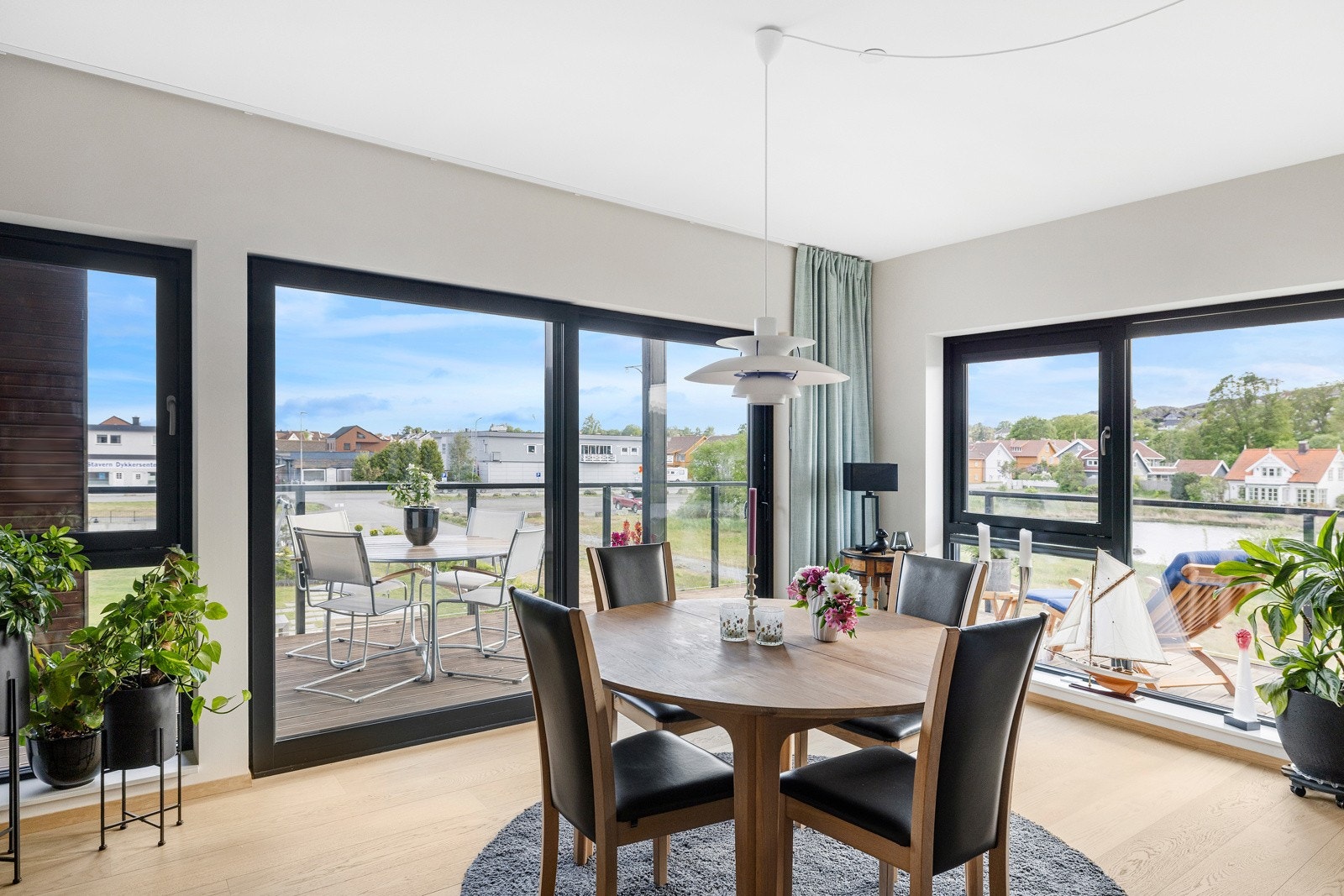 Store vindusflater sørger for rikelig med lysinnslipp og gir rommet en lys og åpen atmosfære Galleribilde