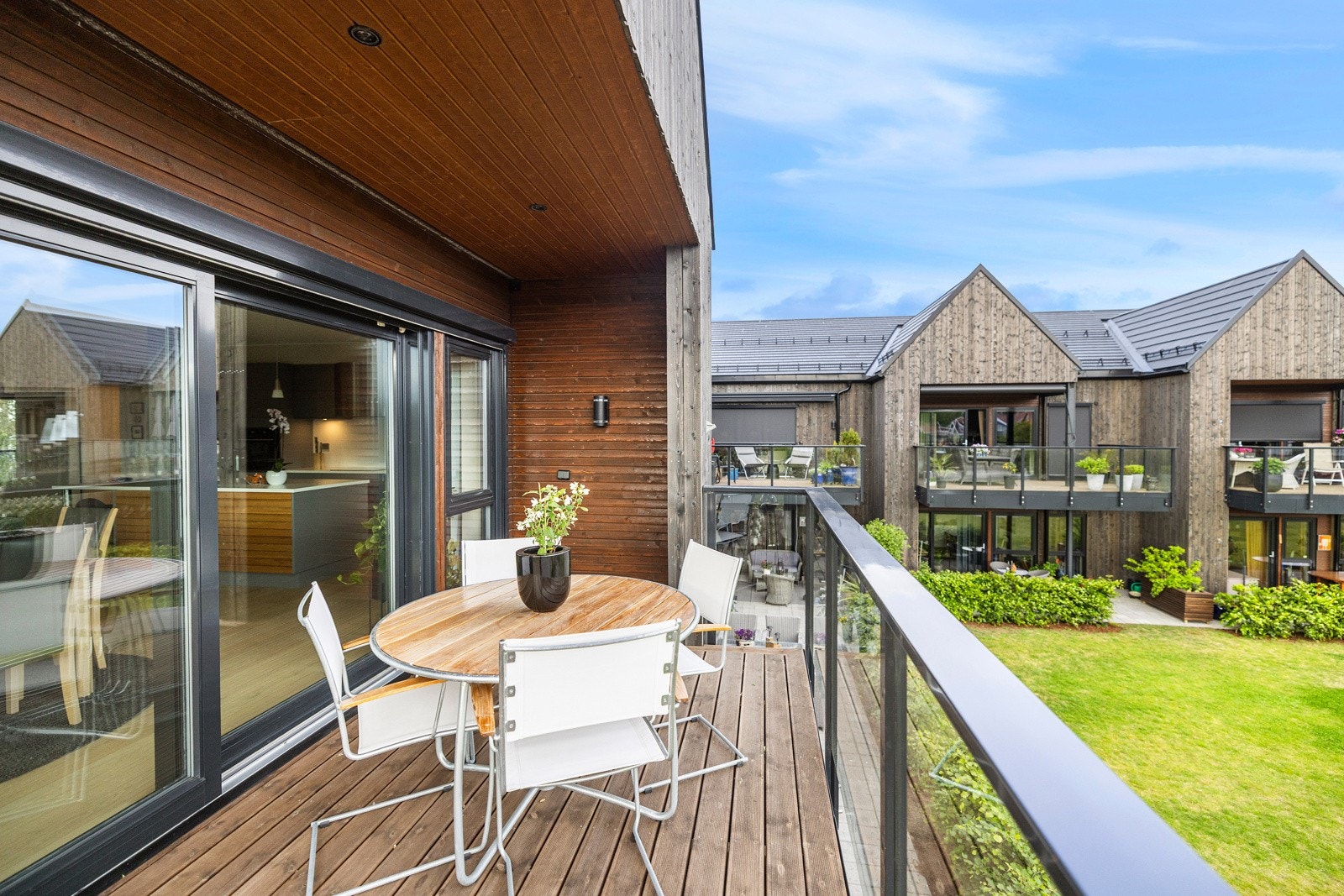 Gjennom skyvedør fra stuen finner du en delvis overbygget sydvestvendt balkong på ca 20,6 kvm som strekker seg rundt hushjørnet Galleribilde