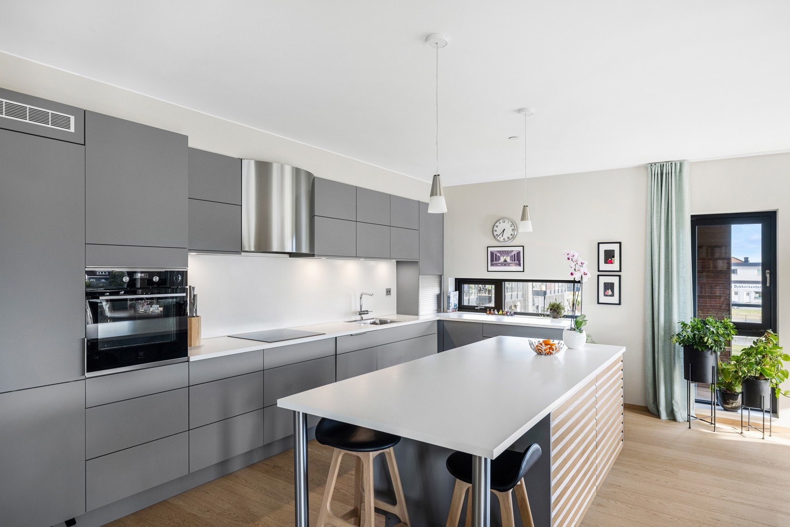 Kjøkkenet har rikelig med skapplass og påkostet kjøkkeninnredning Galleribilde