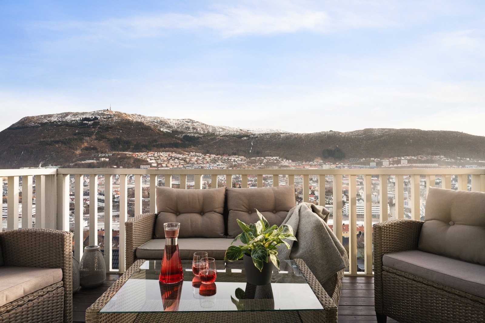 Leiligheten ligger i byggets 3. etasje og har en fantastisk utsikt over Bergensdalen og byfjell. Galleribilde