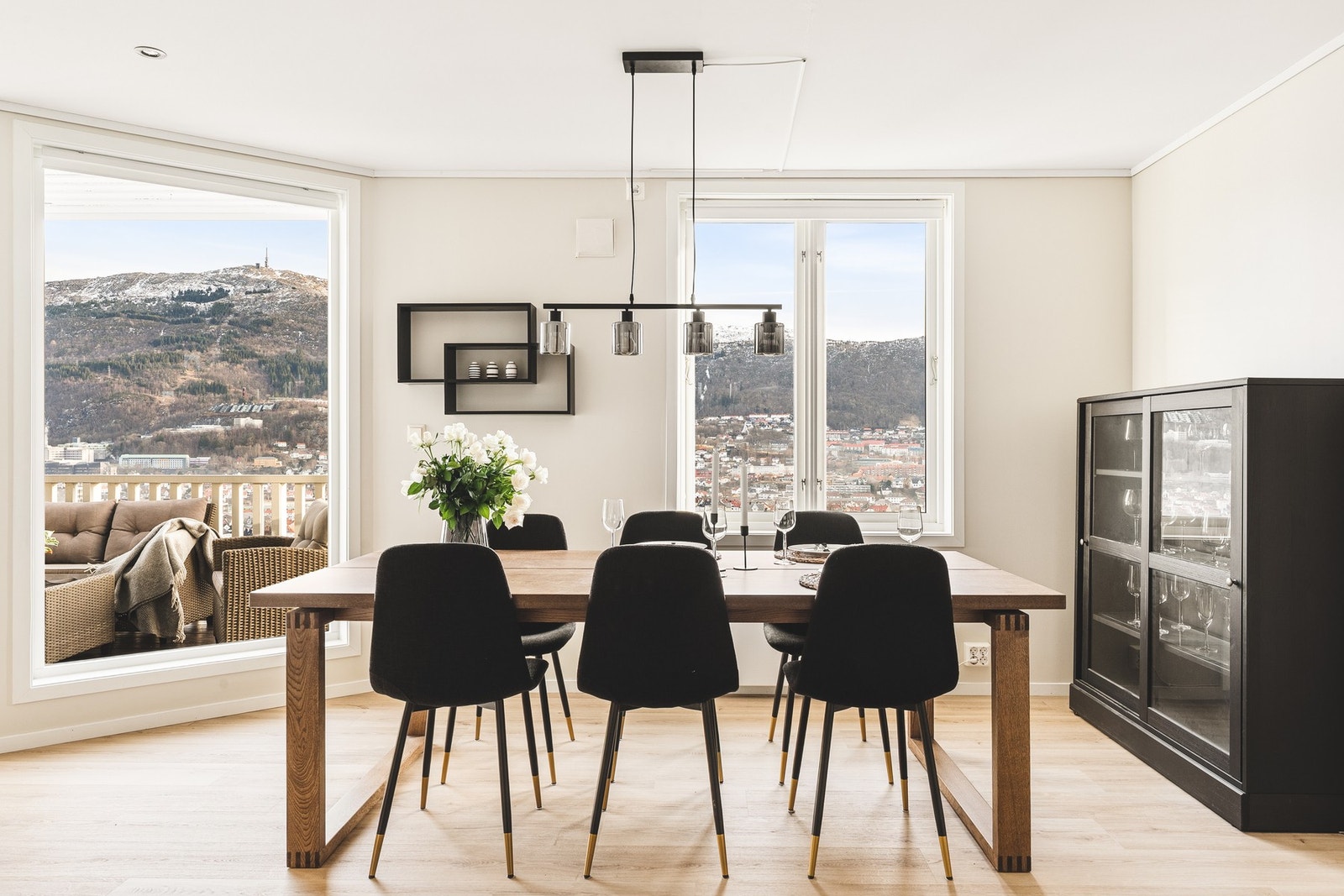 Inviter venner og familie på middag. Galleribilde