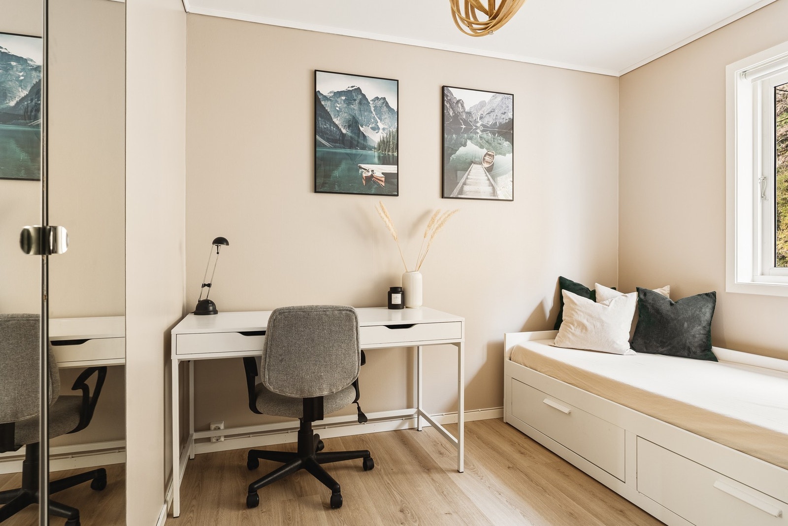 Det andre soverommet måler 7,4 kvm. Her har du plass til seng, skrivebord og garderobe. Galleribilde