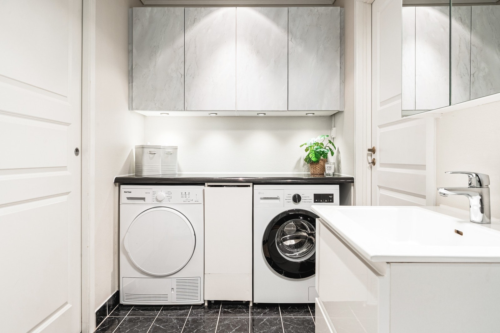 Det er opplegg for vaskemaskin og tørketrommel på badet. Galleribilde