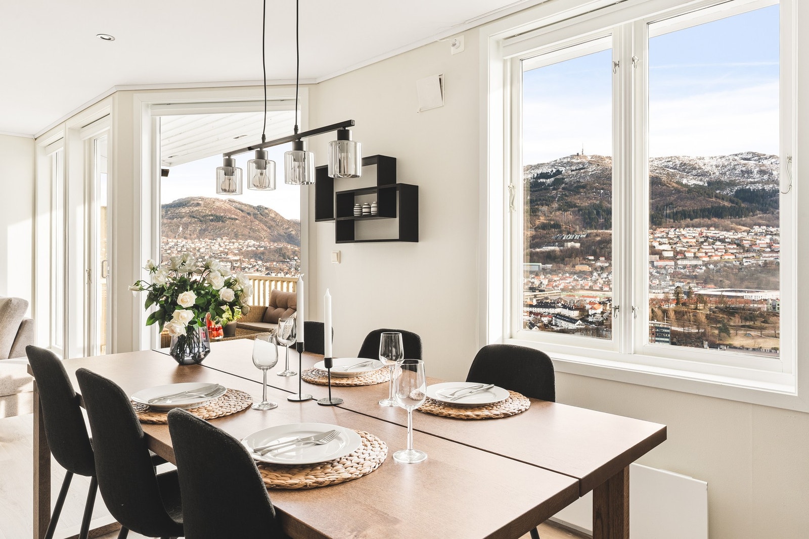 Legg merke til de store vindusflatene som slipper inn mye naturlig lys til leiligheten. Galleribilde