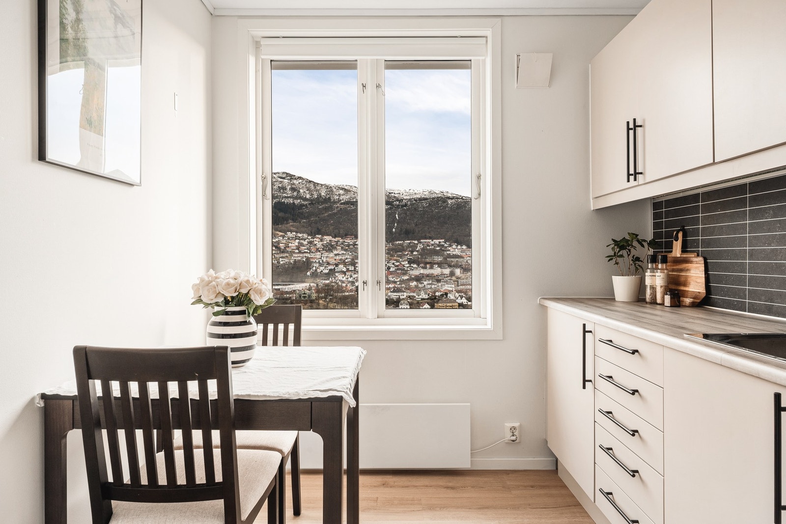 Her har du plass til et lite bord hvor du kan nyte frokosten. Galleribilde