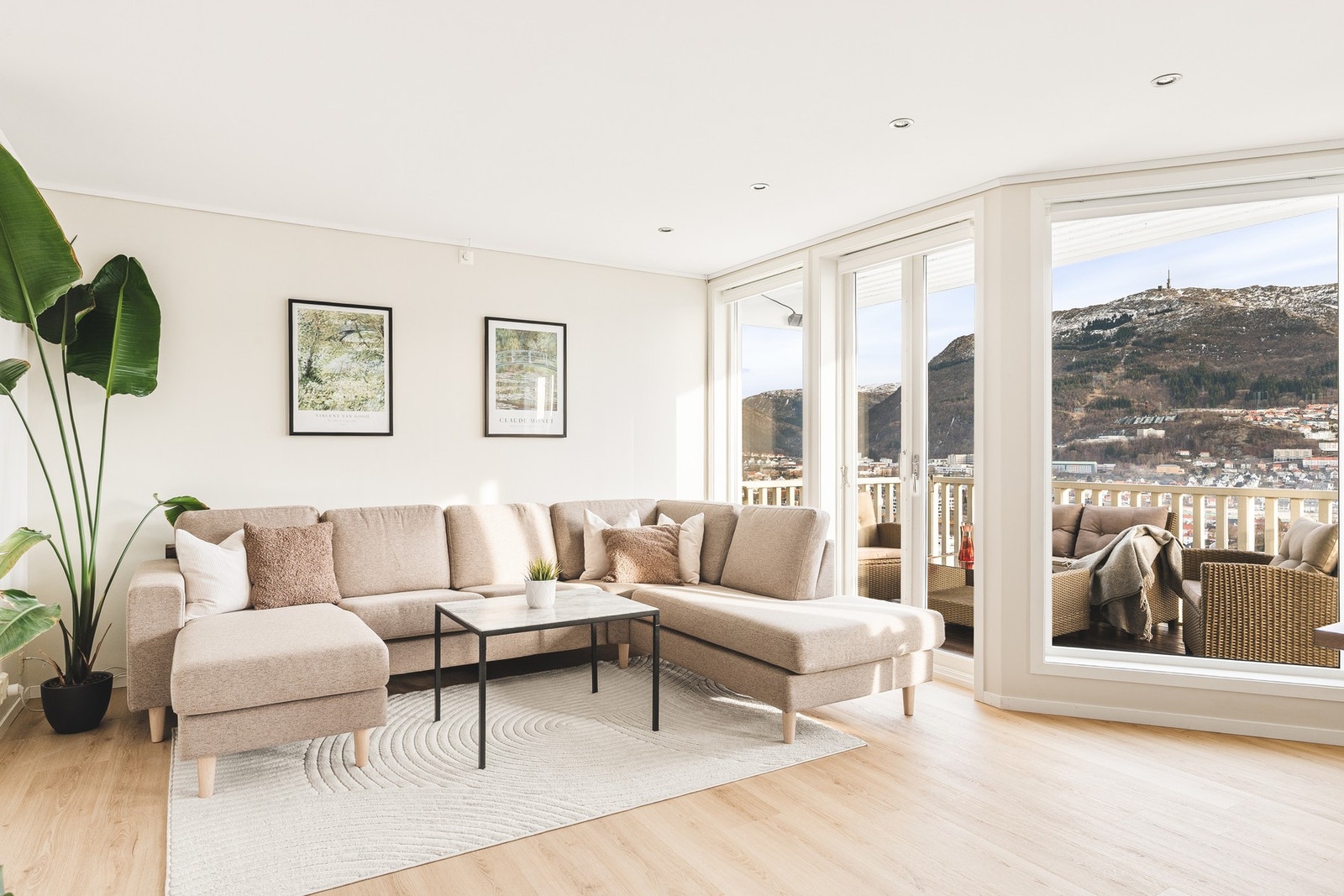 Romslig stue på 31 kvm med god plass til sittegruppe og mediemøblement. Galleribilde