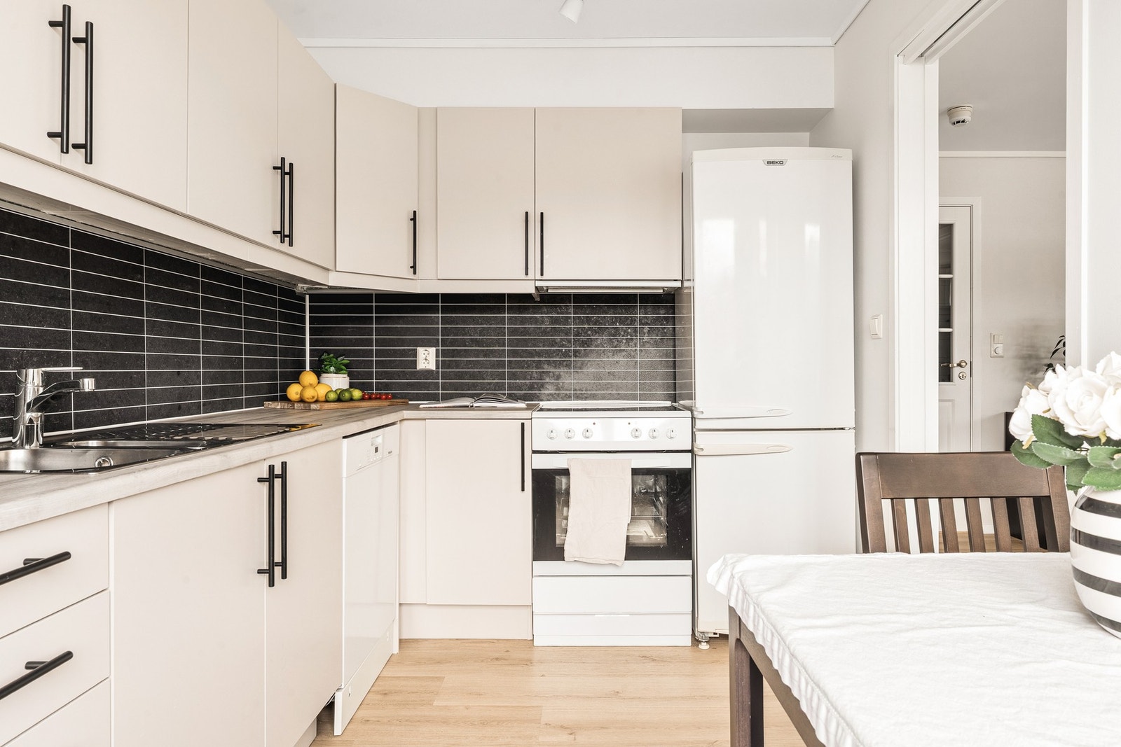 Kjøkkenet har en praktisk utforming med god skap- og benkeplass. Galleribilde