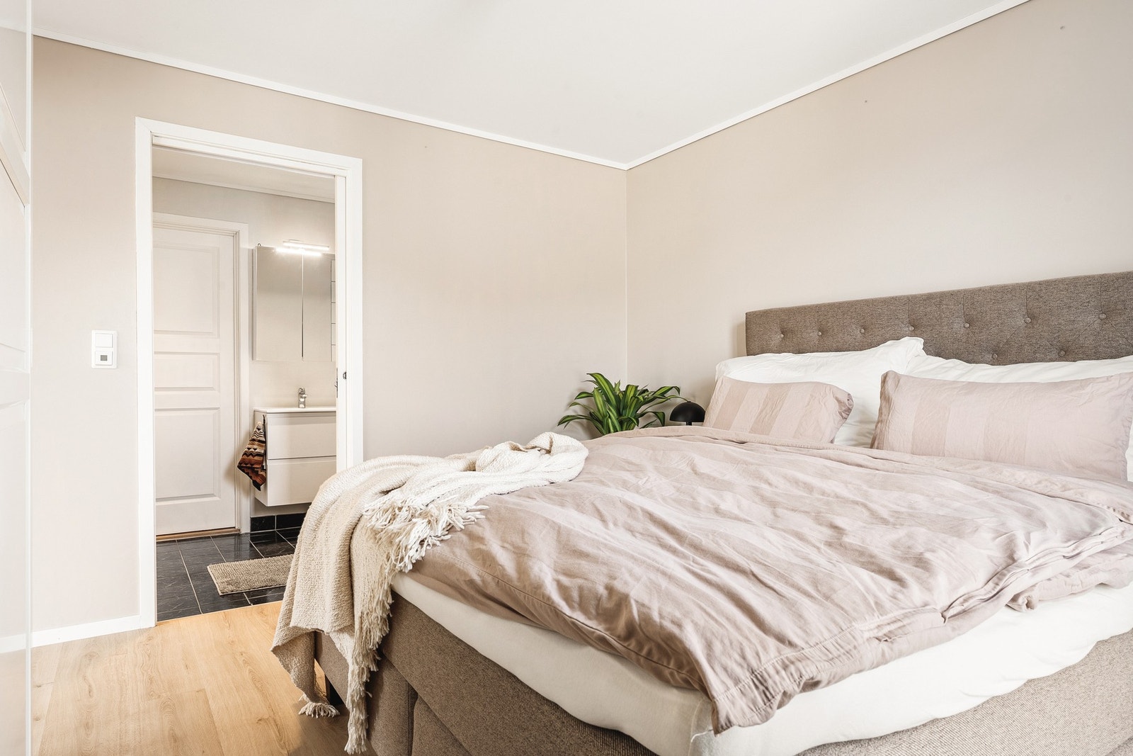 Fra soverommet kan du gå direkte inn til badet. Galleribilde