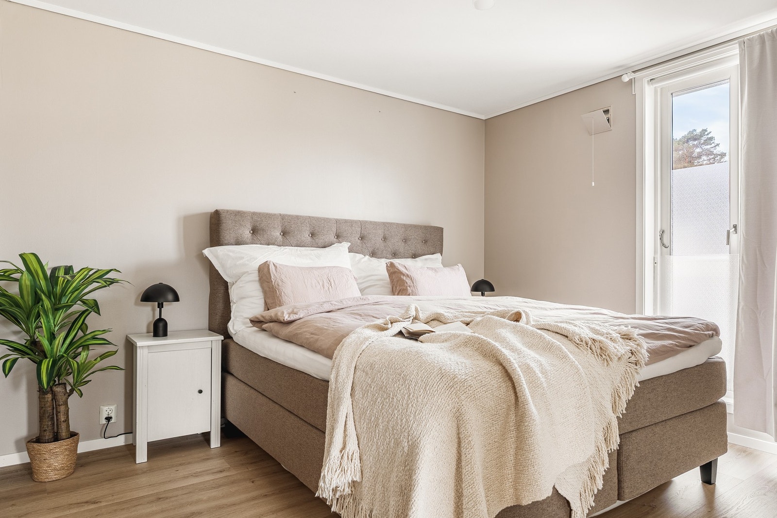 Hovedsoverommet måler hele 12 kvm og har varmekabler i gulv og plass til dobbeltseng og nattbord på hver side. Galleribilde