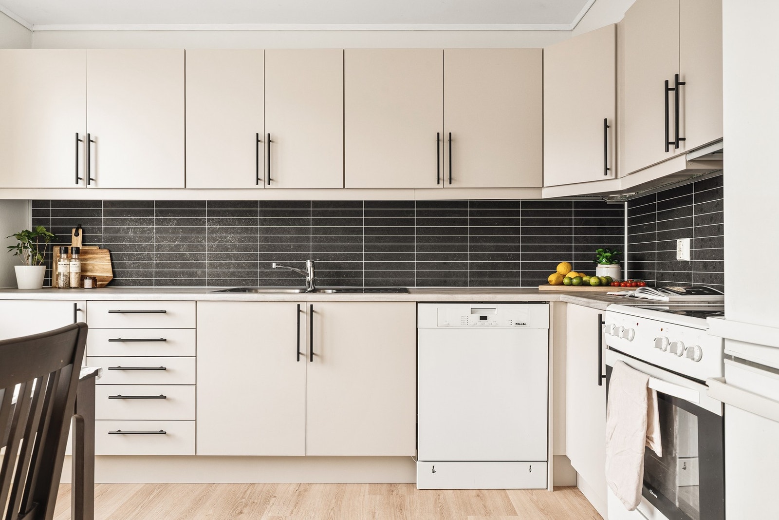 Separat kjøkken på 8 kvm med slette fronter og laminat benkeplate. Galleribilde