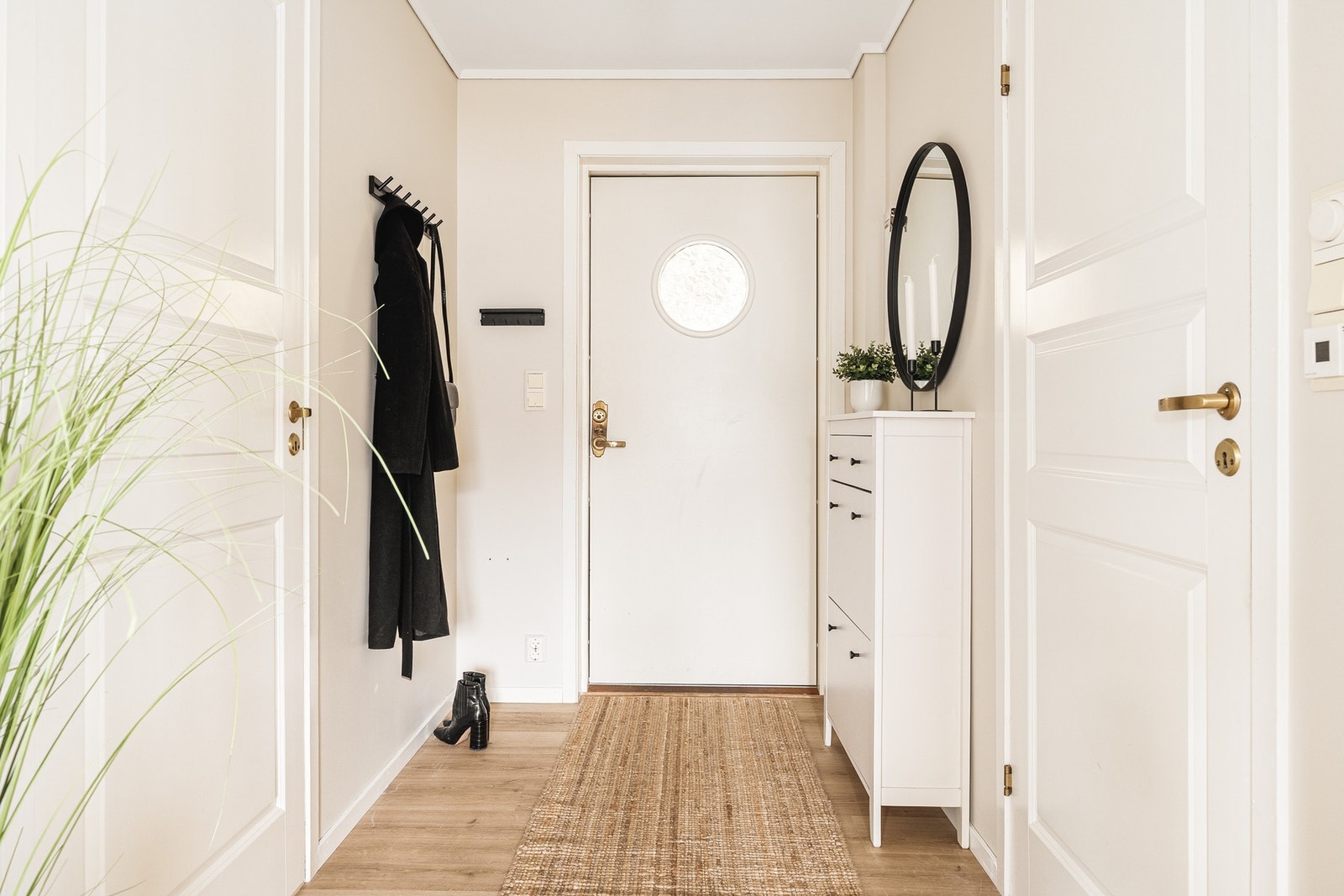 Velkommen inn! I entréen er det plass til å henge fra seg yttertøy, samt sette fra seg sko. Galleribilde