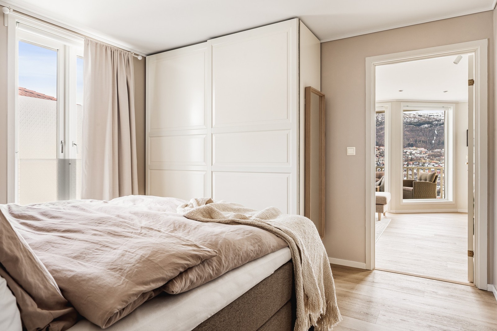 Soverommet har en romslig skyvedørsgarderobe. Galleribilde