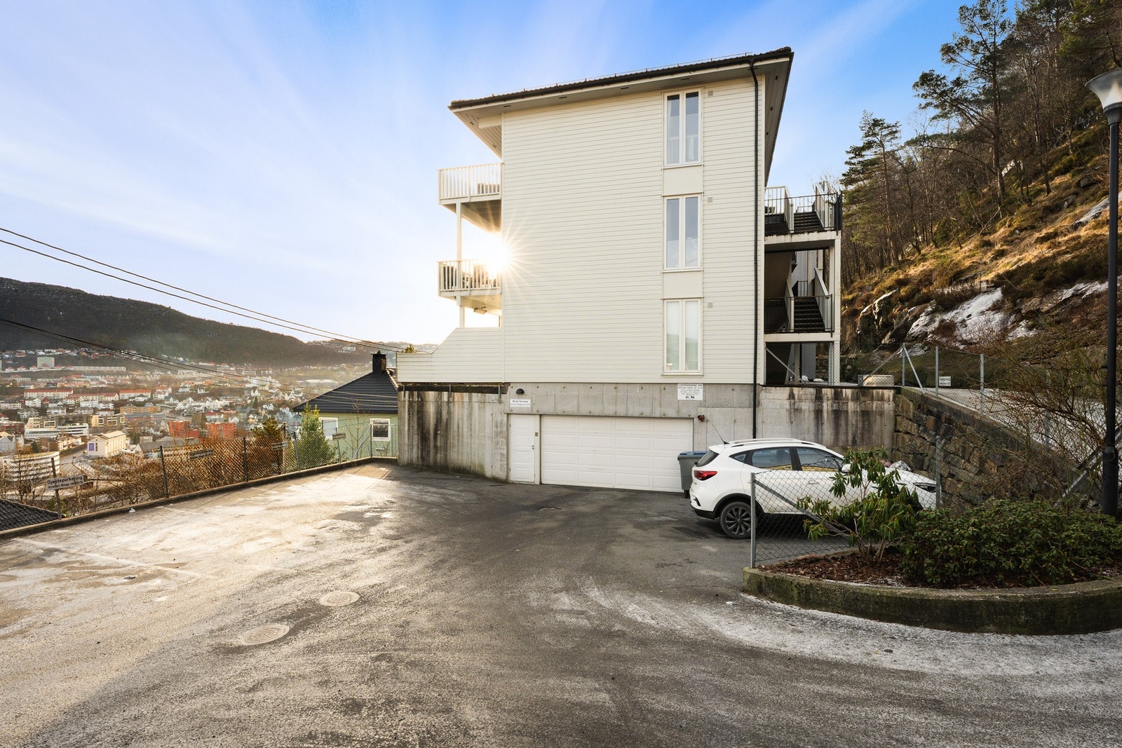 Leiligheten har en ekstern bod på ca. 5 kvm og en vedtaksfestet bruksrett til parkeringsplass i garasjeanlegget. Galleribilde