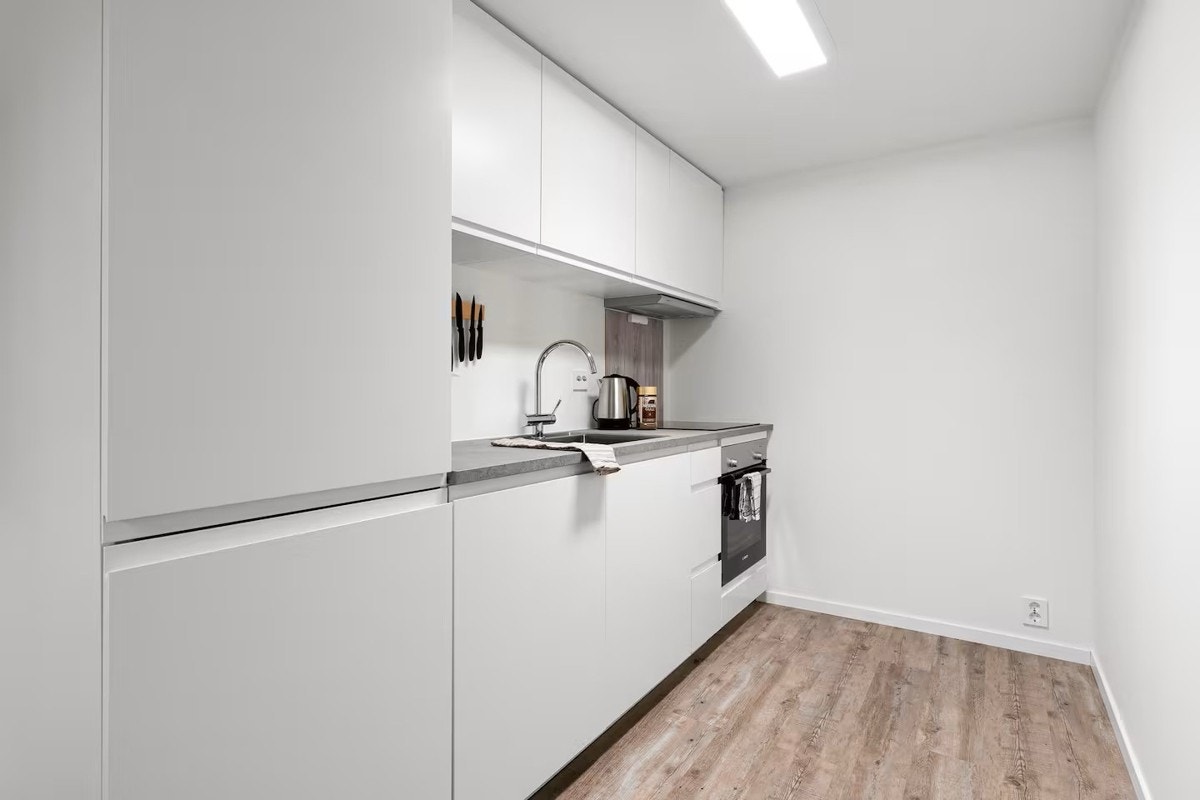 Rommet er godkjent som bod, innredet med kjøkken.