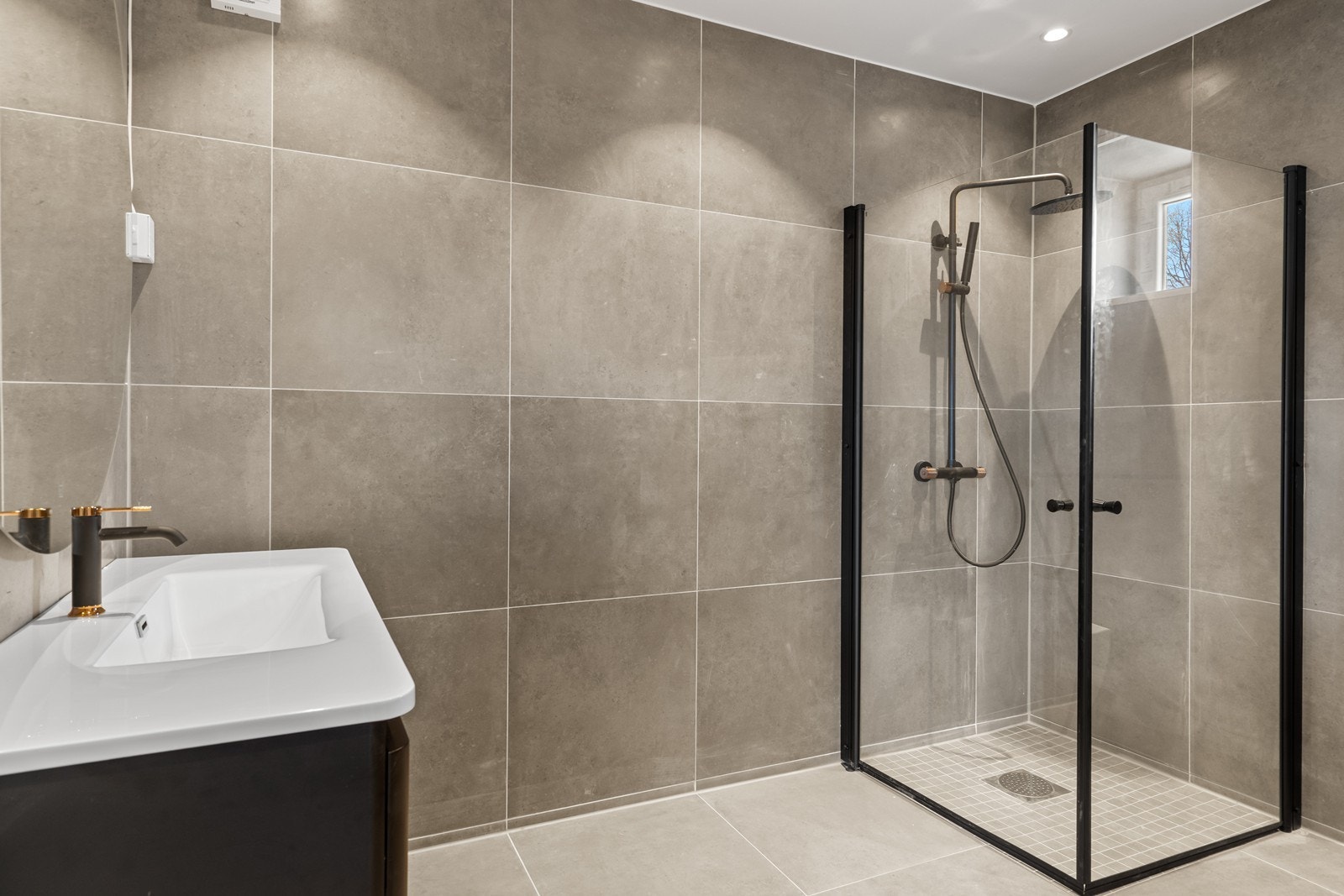 Flislagt pent bad Galleribilde