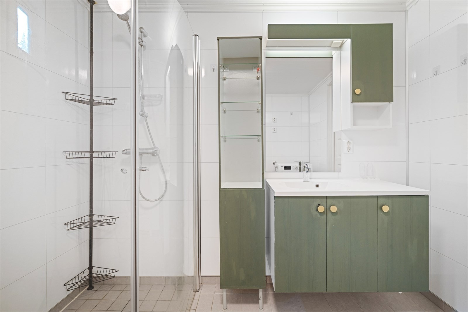 Badet er ca. 7 kvadratmeter med flislagt gulv med gulvvarme Galleribilde