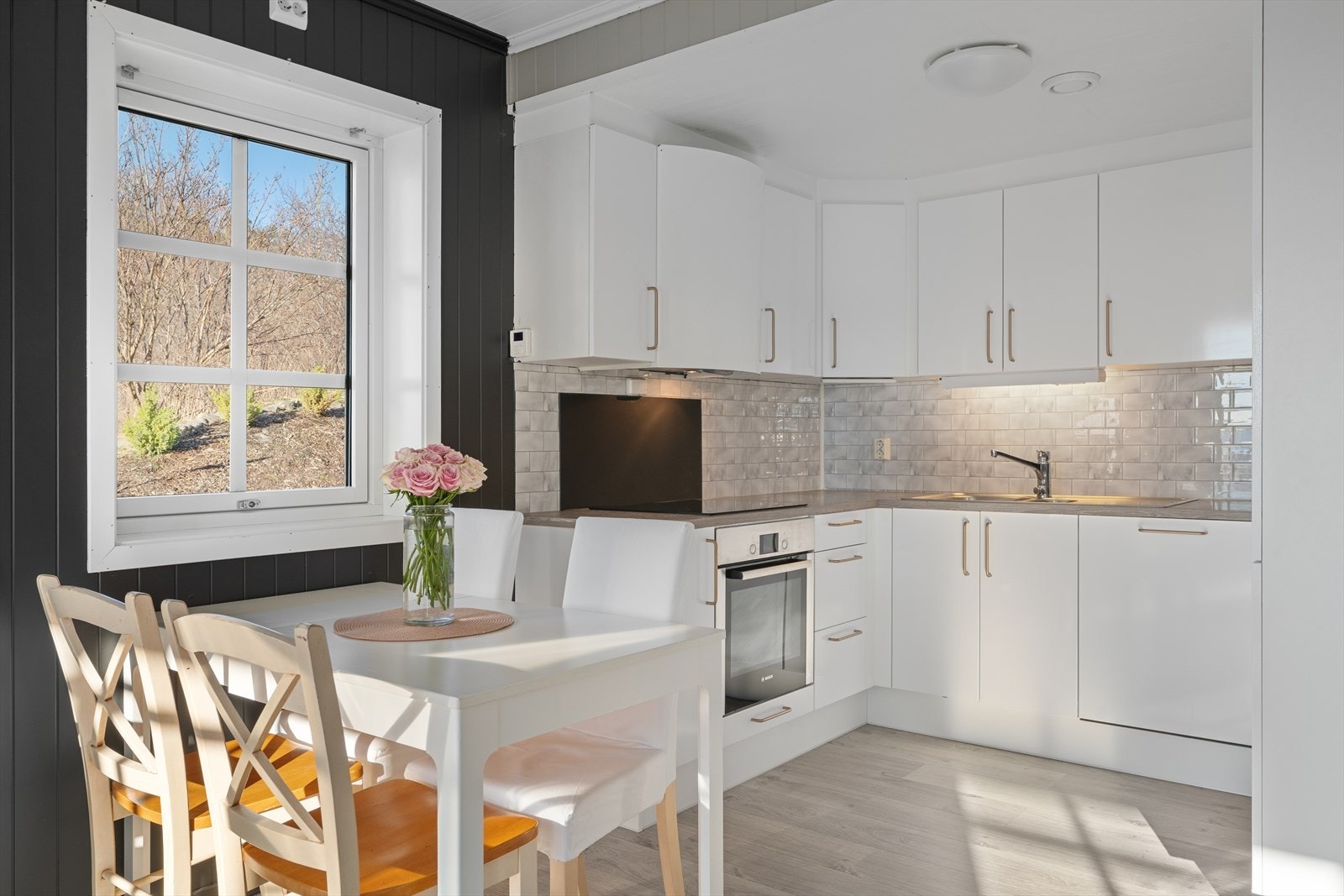 Kjøkkenet er utstyrt med integrerte hvitevarer i form av kombiskap, oppvaskmaskin, platetopp, stekeovn og ventilator. Det er også etablert komfyrvakt over stekesonen og lekkasjevakt under skrog. Galleribilde