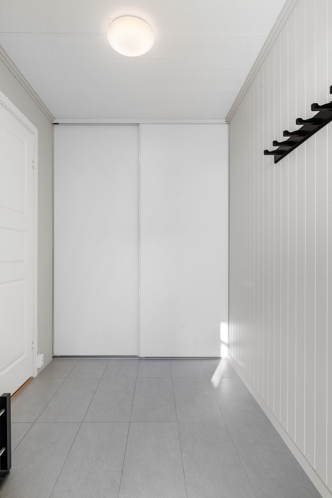 Praktisk garderobe innerst i gangen gir rikelig plass med oppbevaring og oppheng Galleribilde