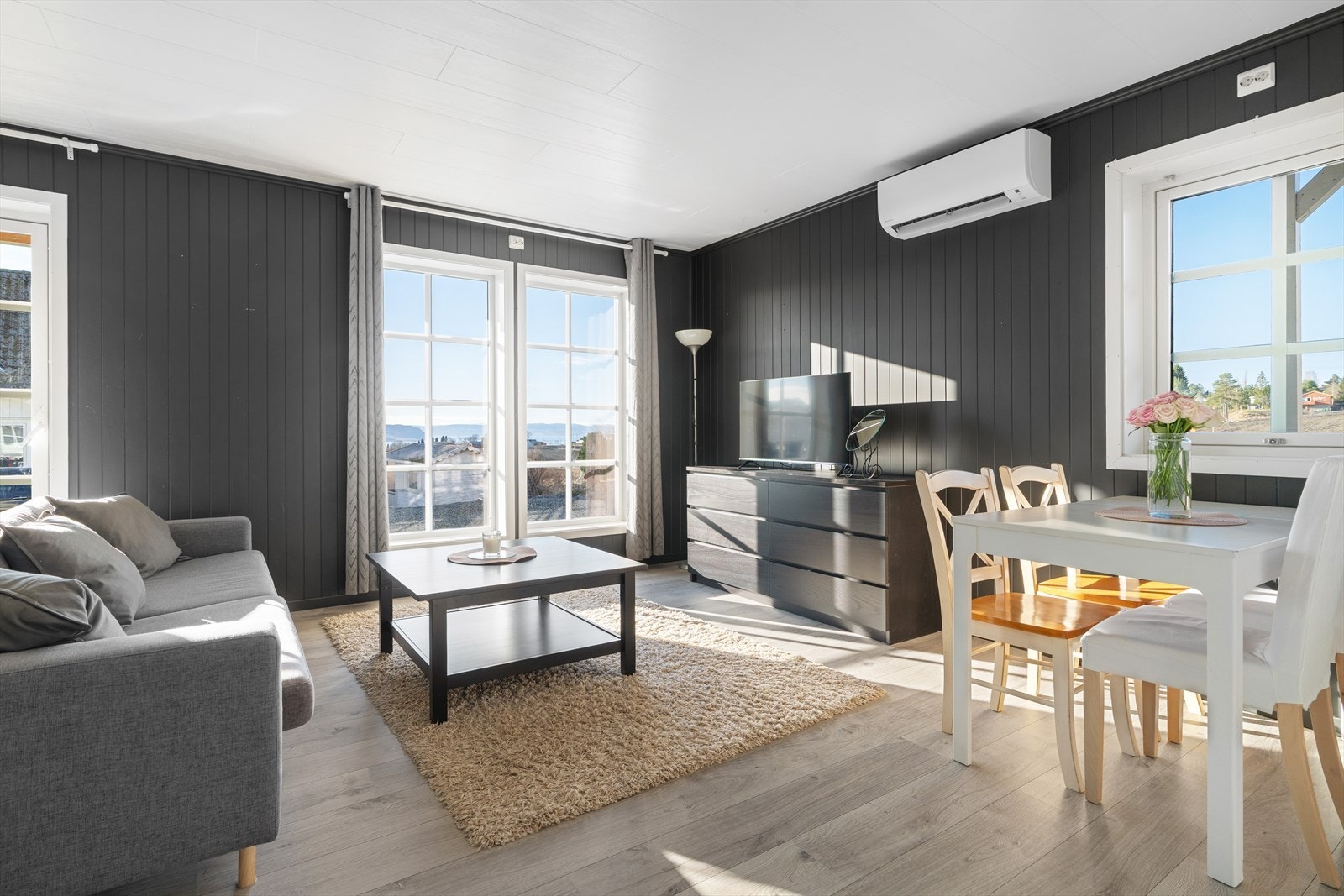 Varmepumpe er installert i nyere tid som gir en jevn, god og kostnadseffektiv oppvarming Galleribilde