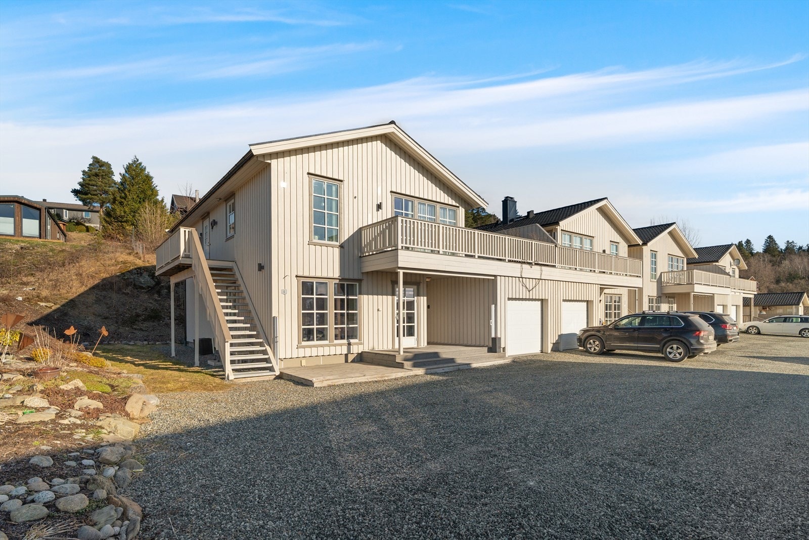 Bebyggelsen består av flere tomannsboliger, hvor den aktuelle eiendommen har endebeliggenhet og deler tomt med nærmeste halvpart - Flere pent opparbeidede fellesareler Galleribilde