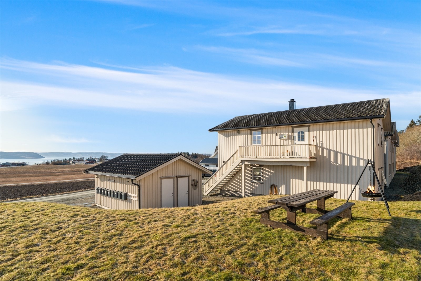 Tatt fra områdets fellesareal med grøntareal, bålpanne, benker m.m. Galleribilde