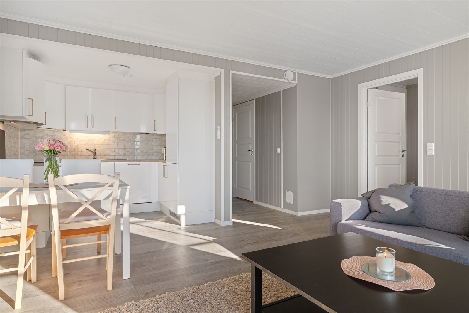 Her har du god nok plass til større møblement på stue og også en spisestue i sonen mellom kjøkken og stue Galleribilde