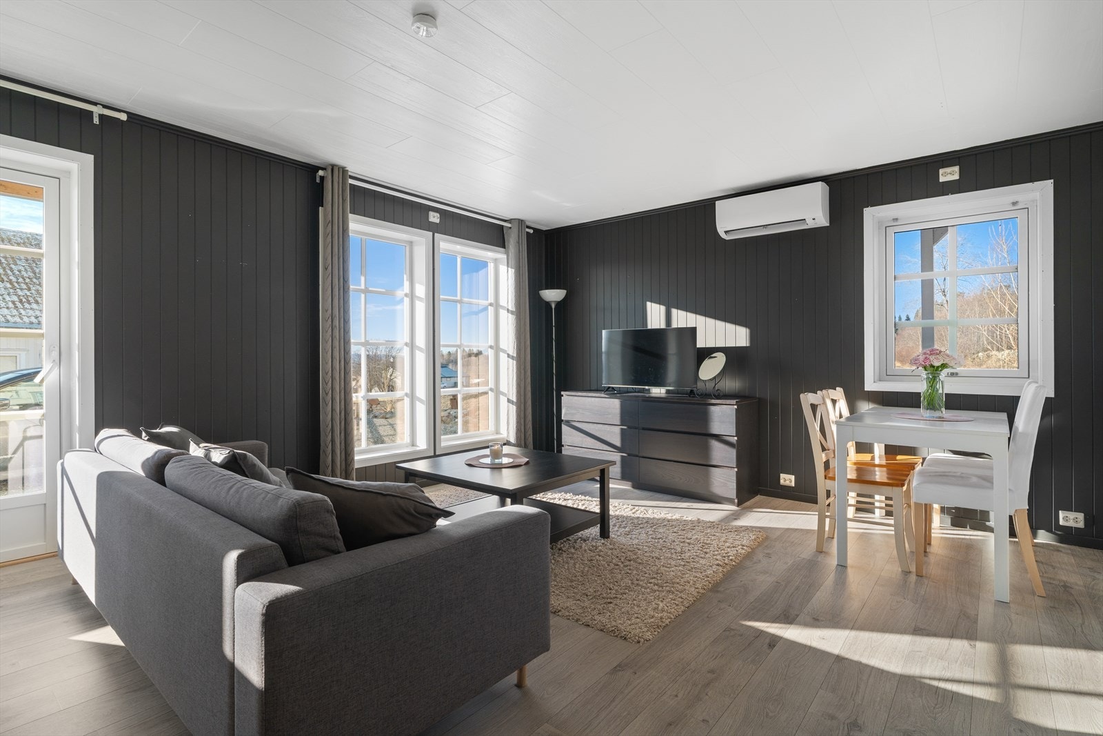 Boligen har endebeliggenhet kombinert med flere store vindusflater som gir god naturlig belysning Galleribilde