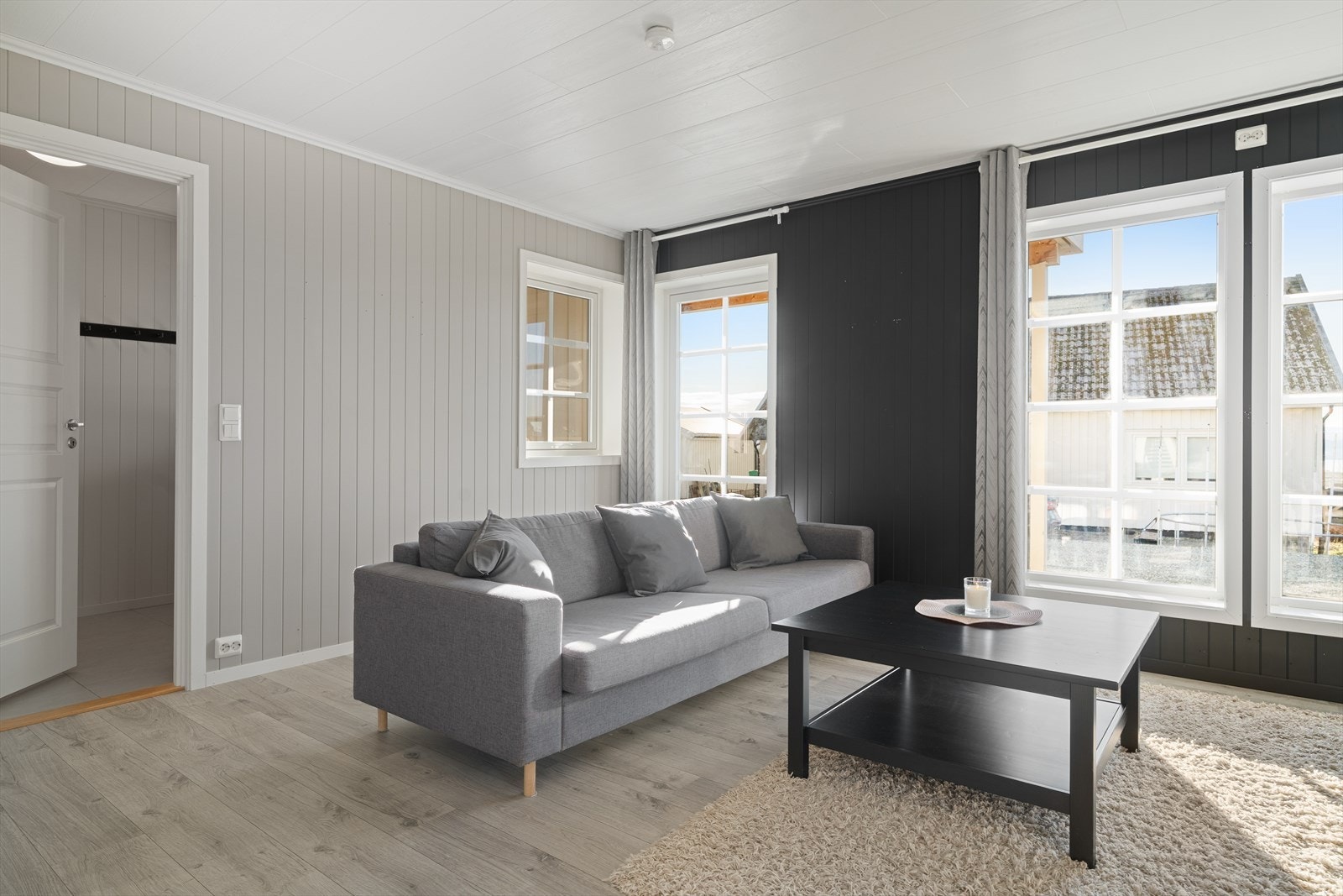 Overflater på stue og kjøkken er laminat på gulv, panelplater på vegg og takplater i himling. Galleribilde