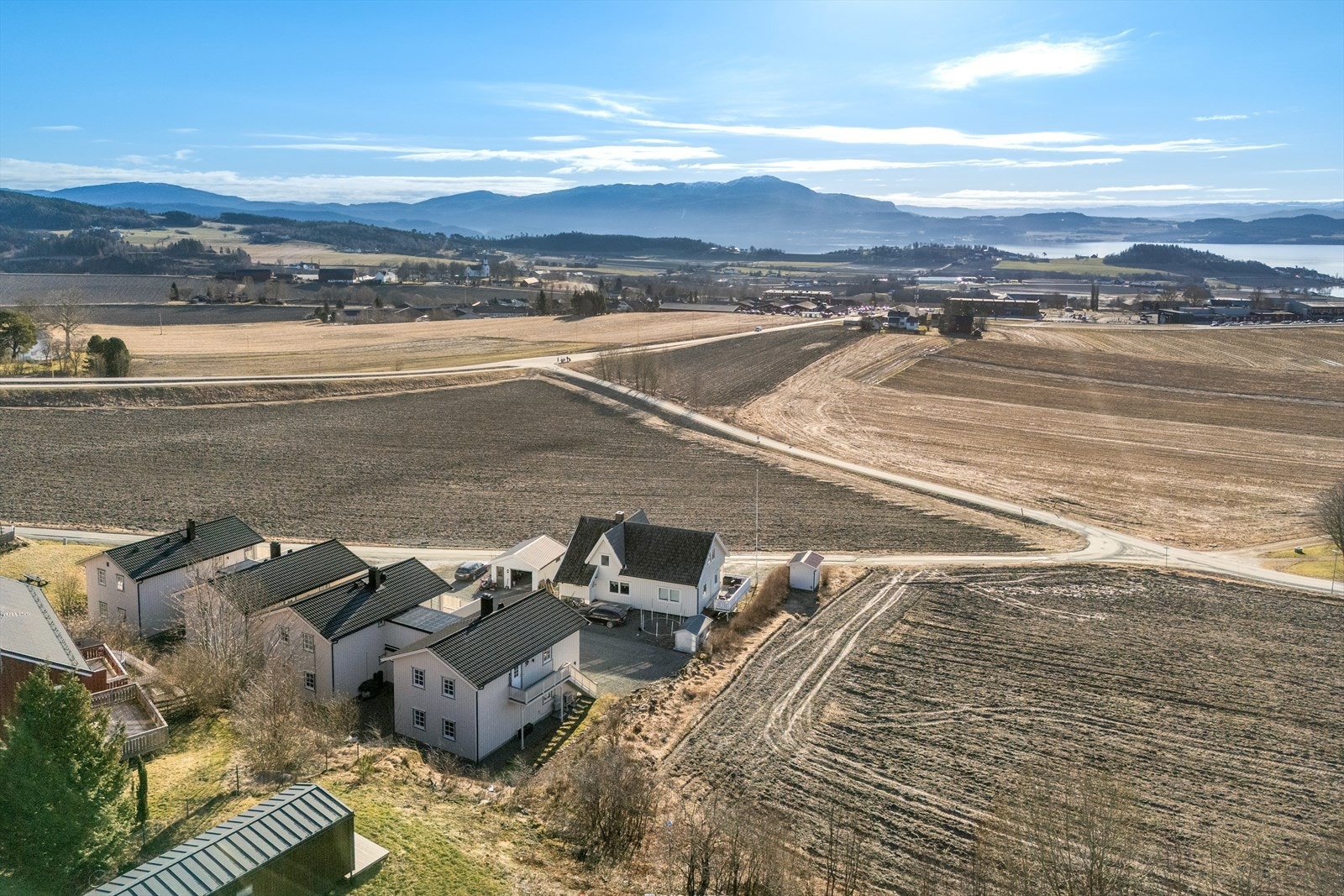 Fra eiendommen har du kort vei til nødvendige fasiliteter samt gode solforhold og fjordgløtt ut mot Trondheimsfjorden Galleribilde