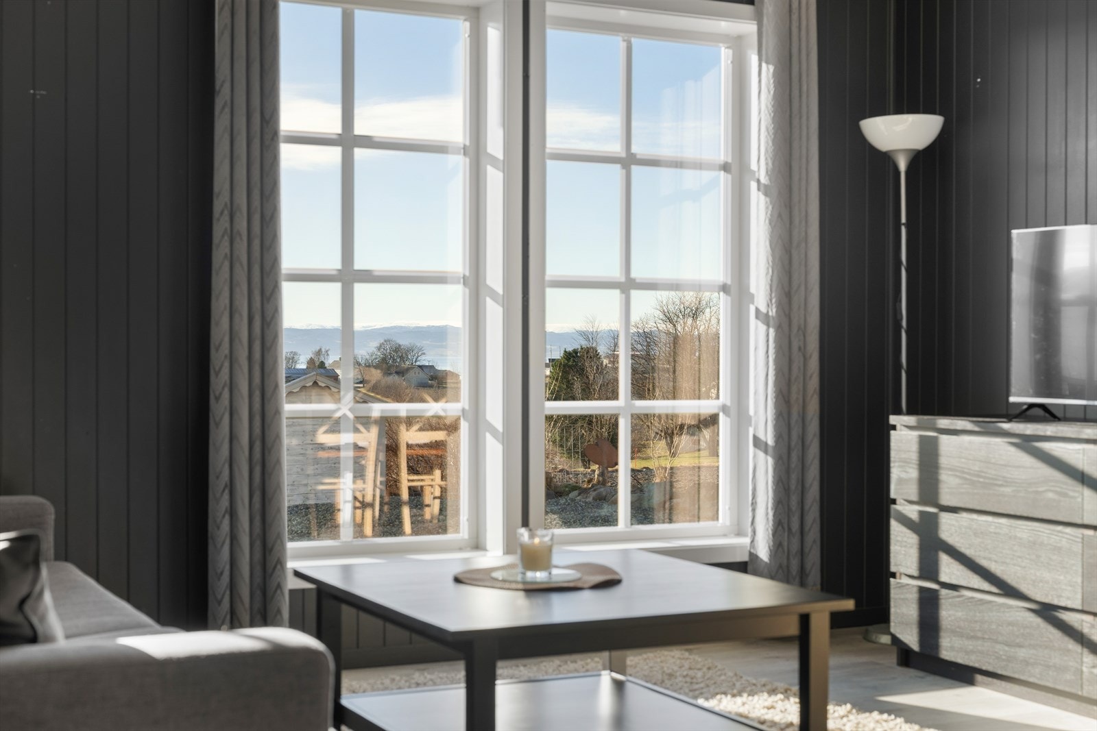 Fra leiligheten har man gode solforhold og utsikt i retning Trondheimsfjorden Galleribilde