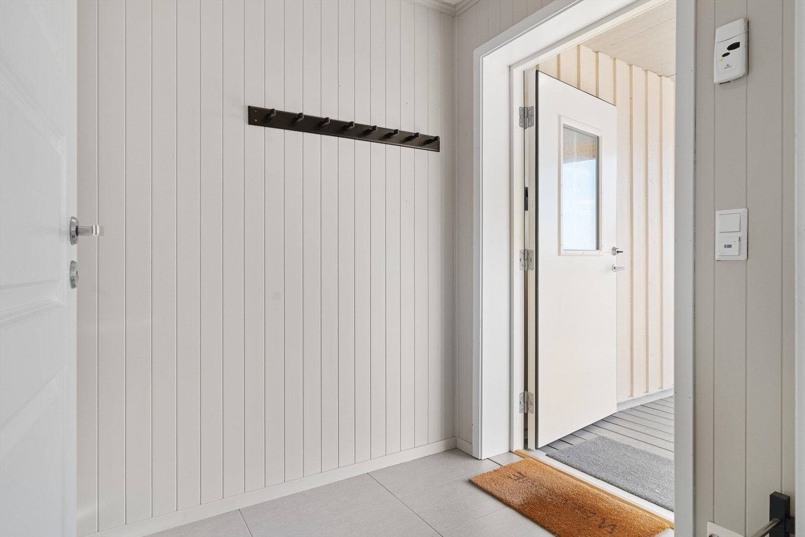 Gang med flislagt gulv med gulvvarme Galleribilde