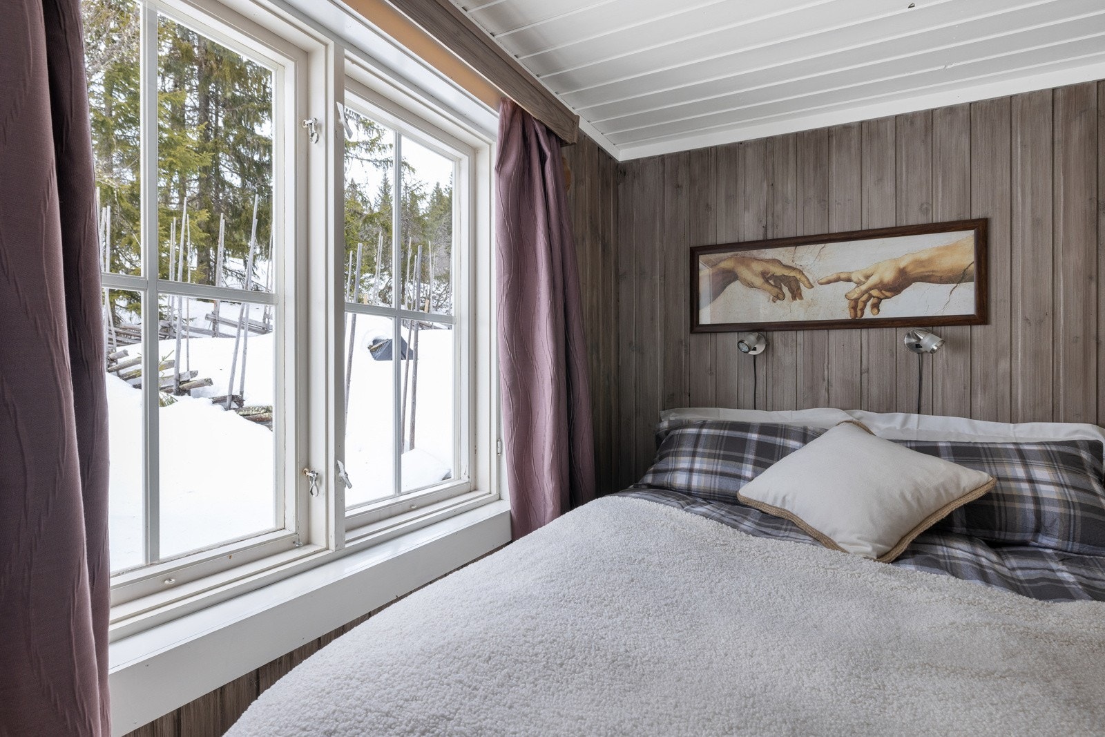 Hytta har 2 soverom, i tillegg til soveplasser i anneks. Galleribilde