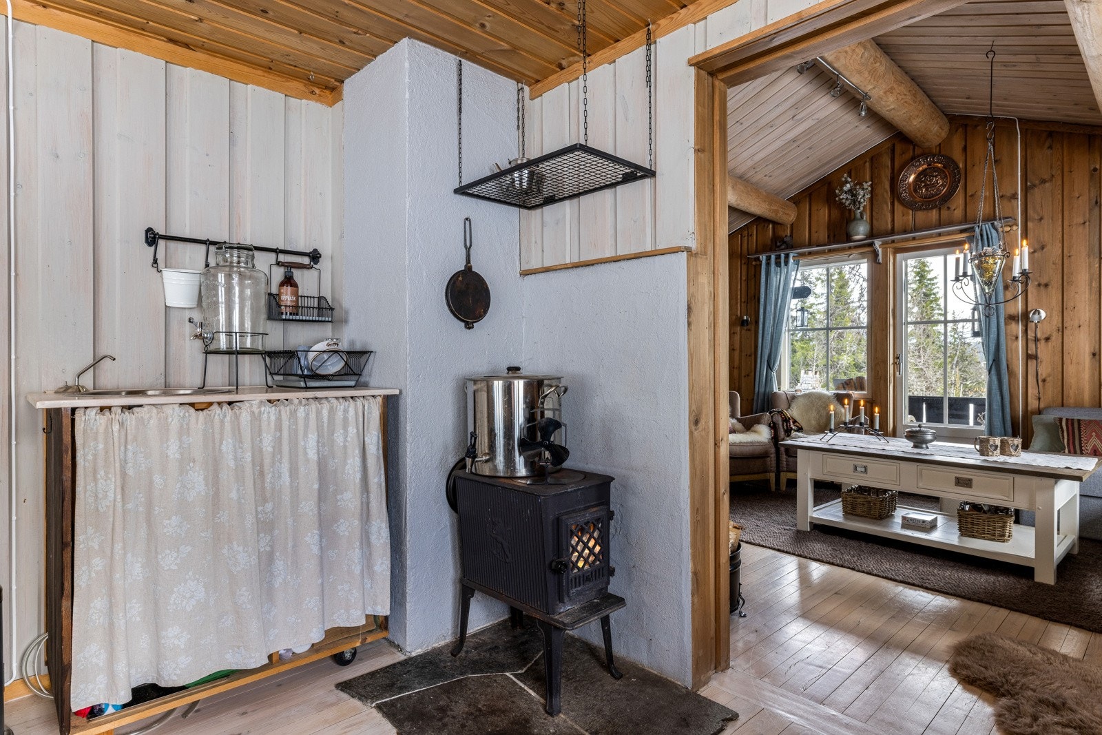 For å varme mat og rom så har kjøkkenet en ekstra vedovn, i tillegg er det en oppvaskskrok med utslagsvask. Galleribilde