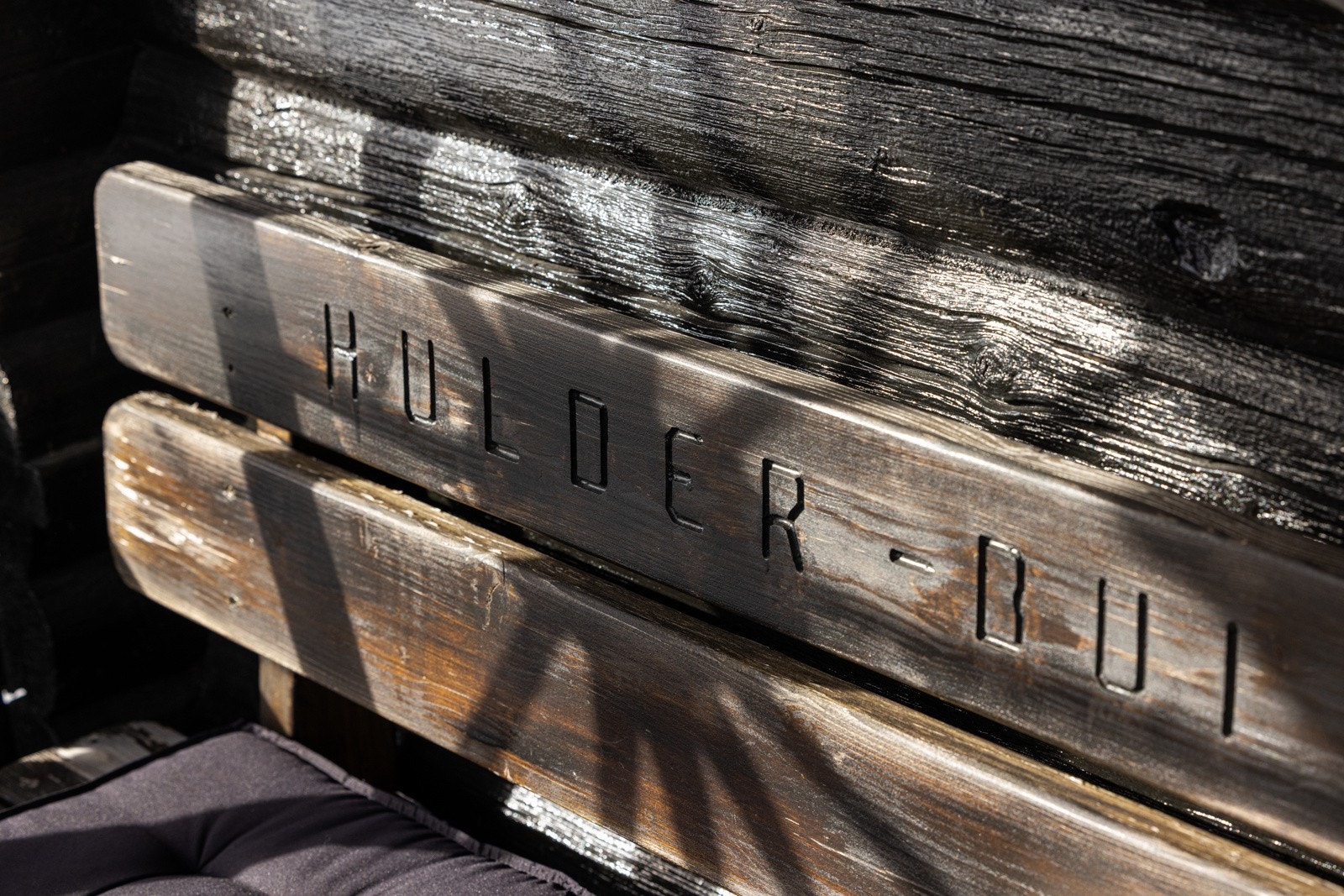 Hytta inkluderer flere skreddersydde møbler og dekorasjoner, designet spesielt for å passe perfekt inn. Galleribilde