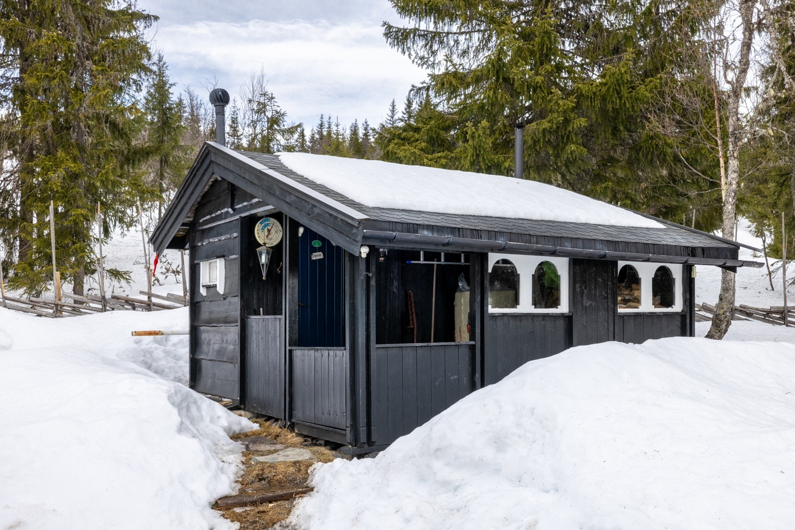 Uthuset har både god bodplass, badstue og utedo. Galleribilde