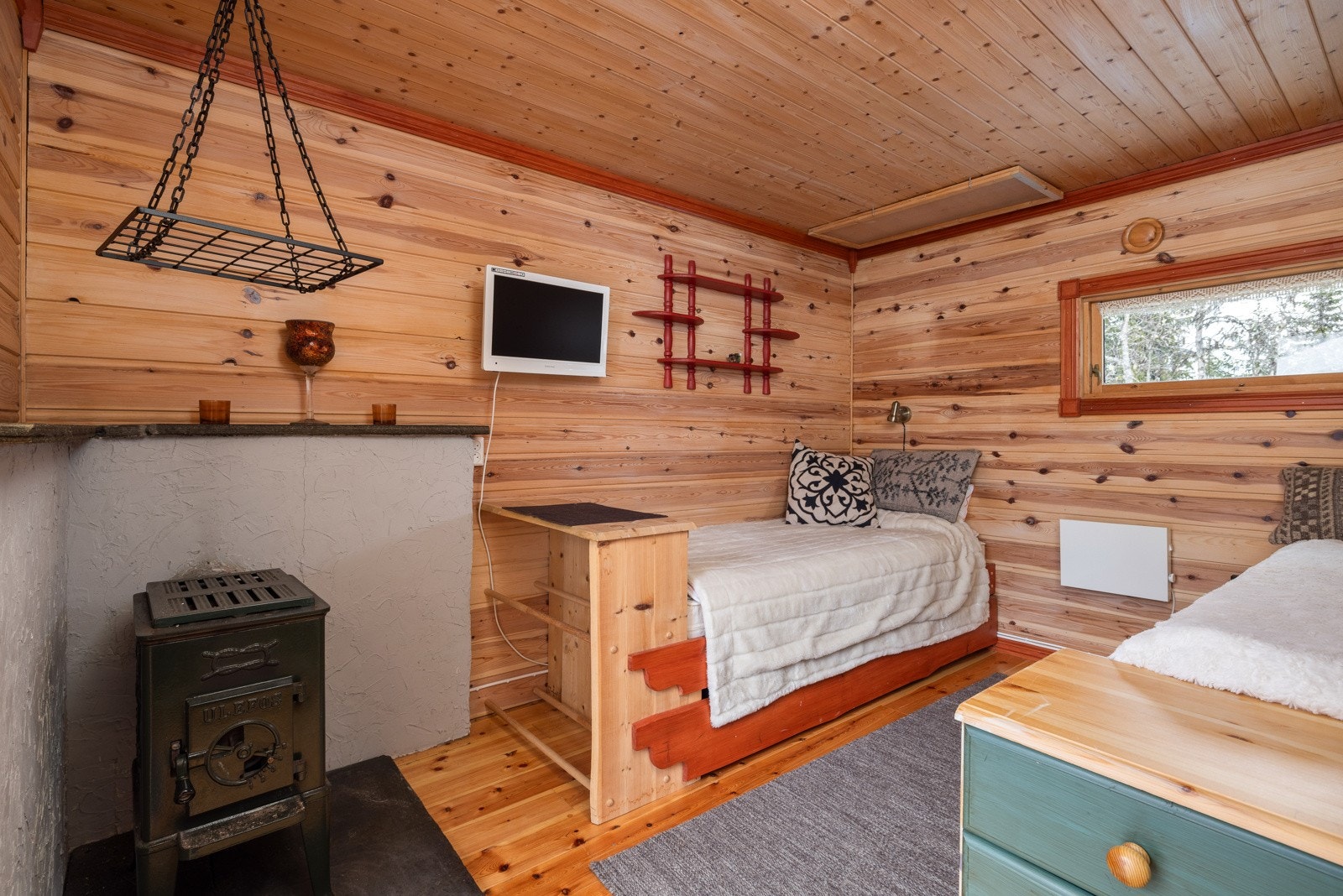 ... en vedovn for koselig atmosfære og panelovn for de kaldeste kveldene. Galleribilde