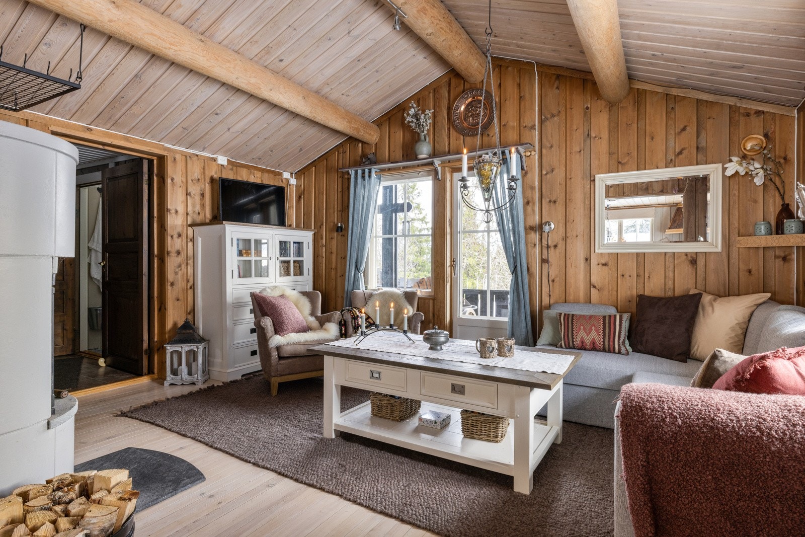 Det er gode møbleringsmuligheter i stue for å samle rommet. Galleribilde