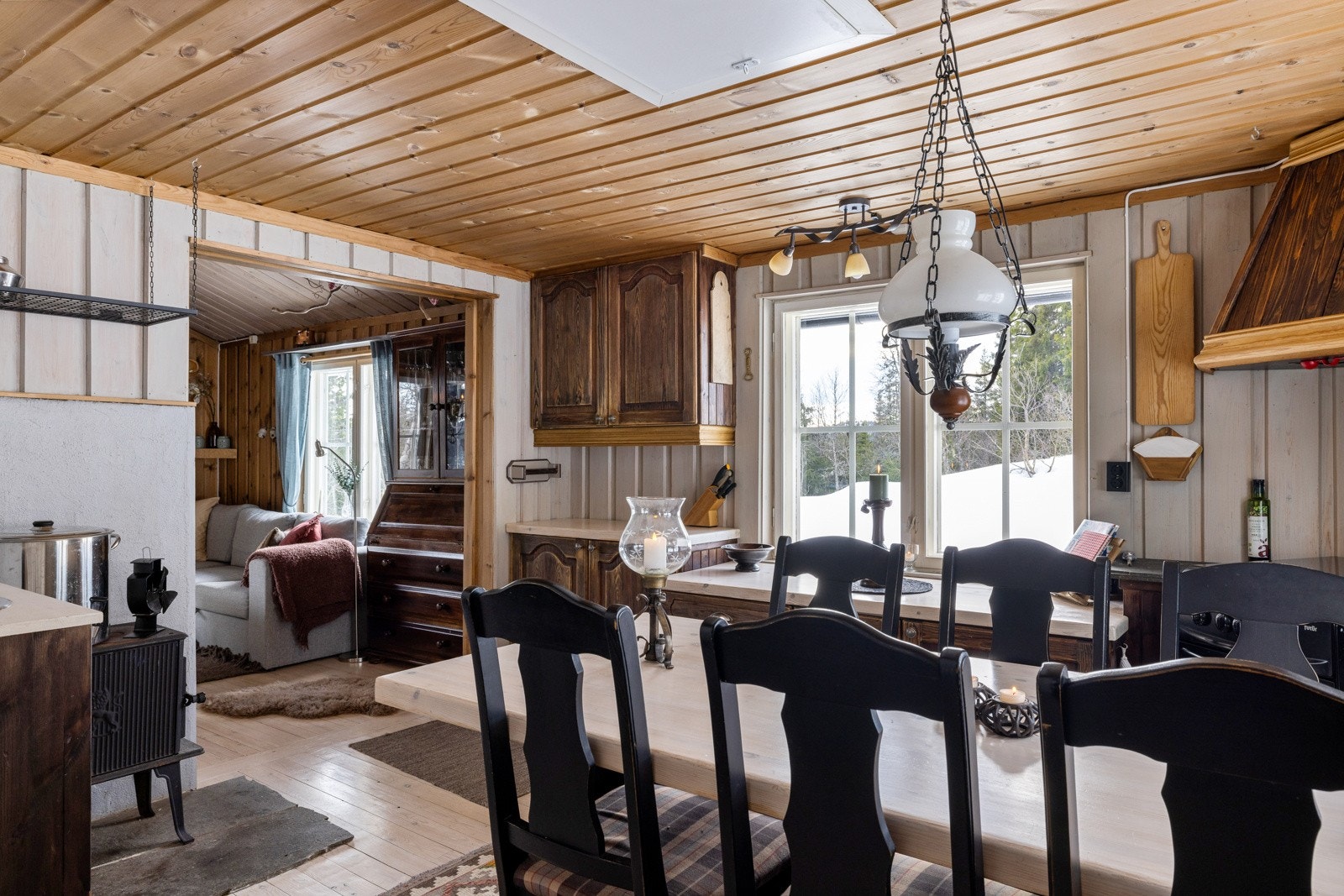 Kjøkkenet rommer en større spisegruppe, med rom for hele familien! Galleribilde