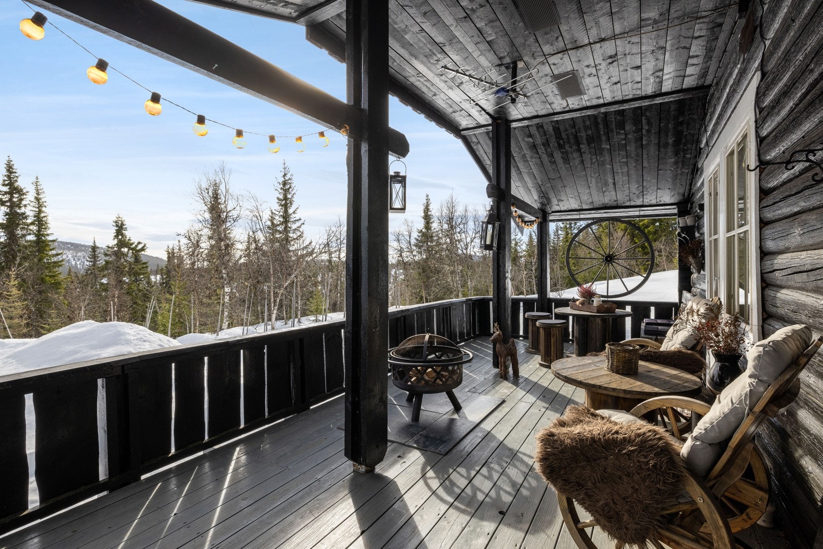 Ute på terrassen har man en nydelig solrik uteplass med overbygd tak for helårsbruk uansett vær! Galleribilde