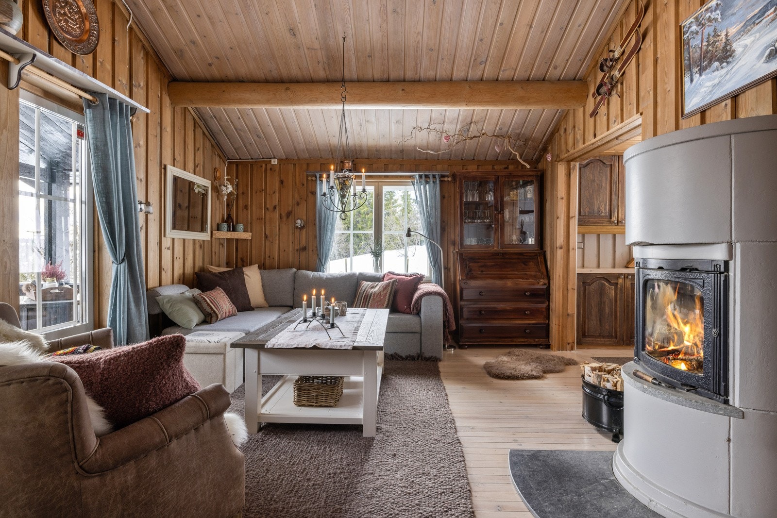 Velkommen inn til hytten, her kan man nyte sosiale sammenkomster med familien til alle høytider eller ved en helgetur. Galleribilde