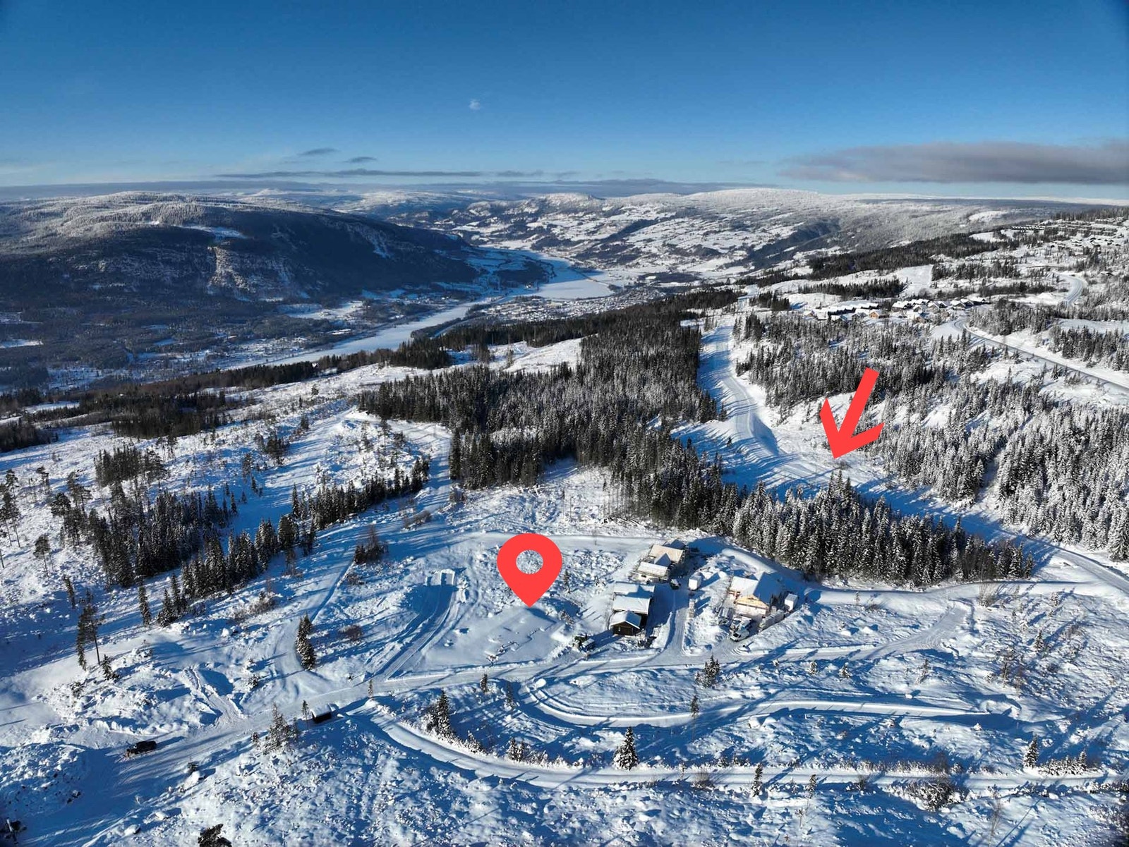 Høghaugen ligger i Hafjell sør, her er tomteområde og tilførselløype markert. Dronefoto over tomteområdet Galleribilde