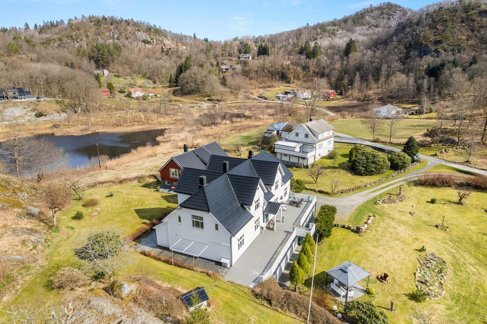 Sjarmerende eiendom med naturskjønn beliggenhet, utsikt mot vann og romslig hage. Galleribilde